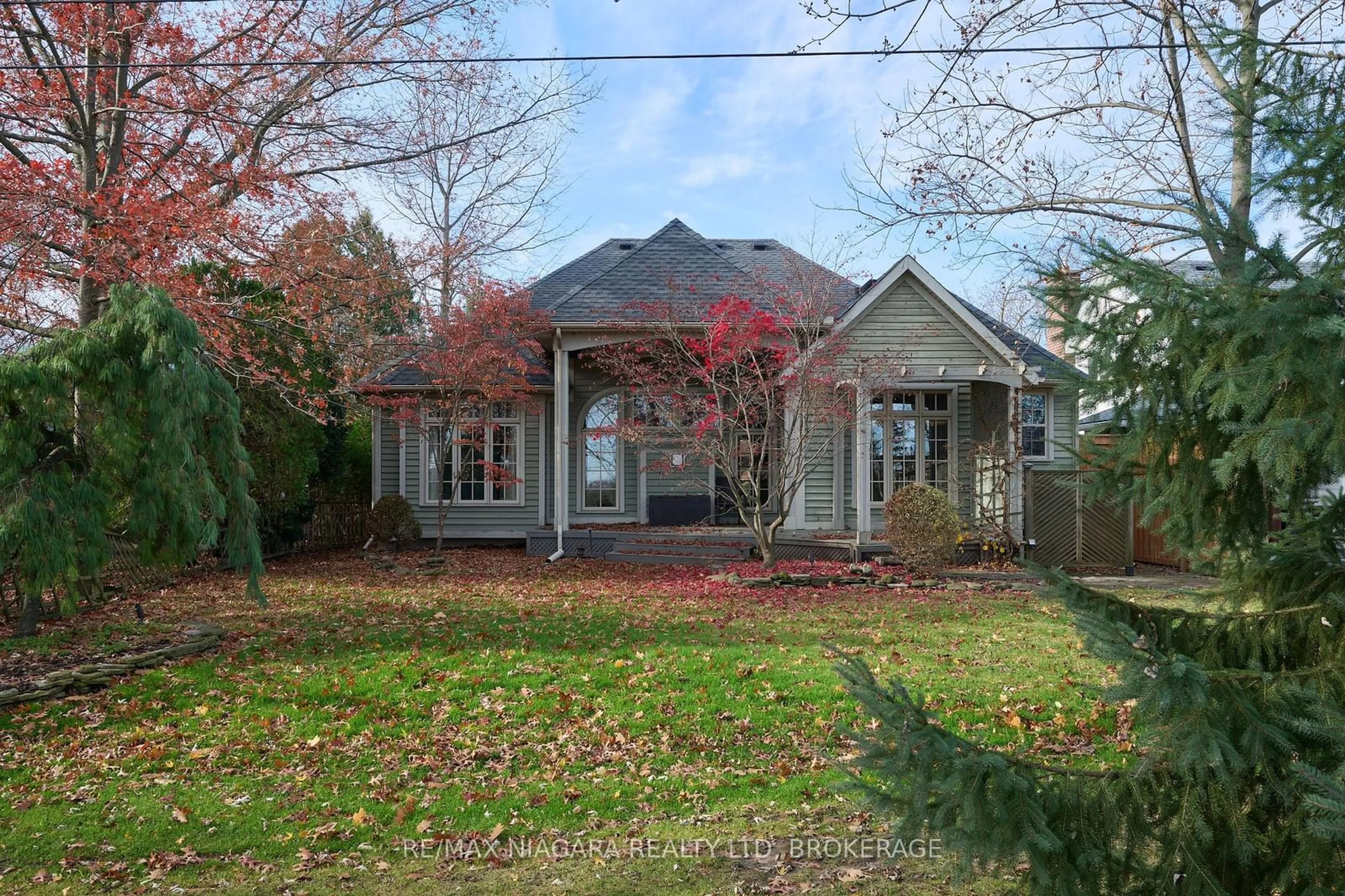 Frontside or backside of a home, cottage for 55 HIGHLAND Ave, St. Catharines Ontario L2R 4H9