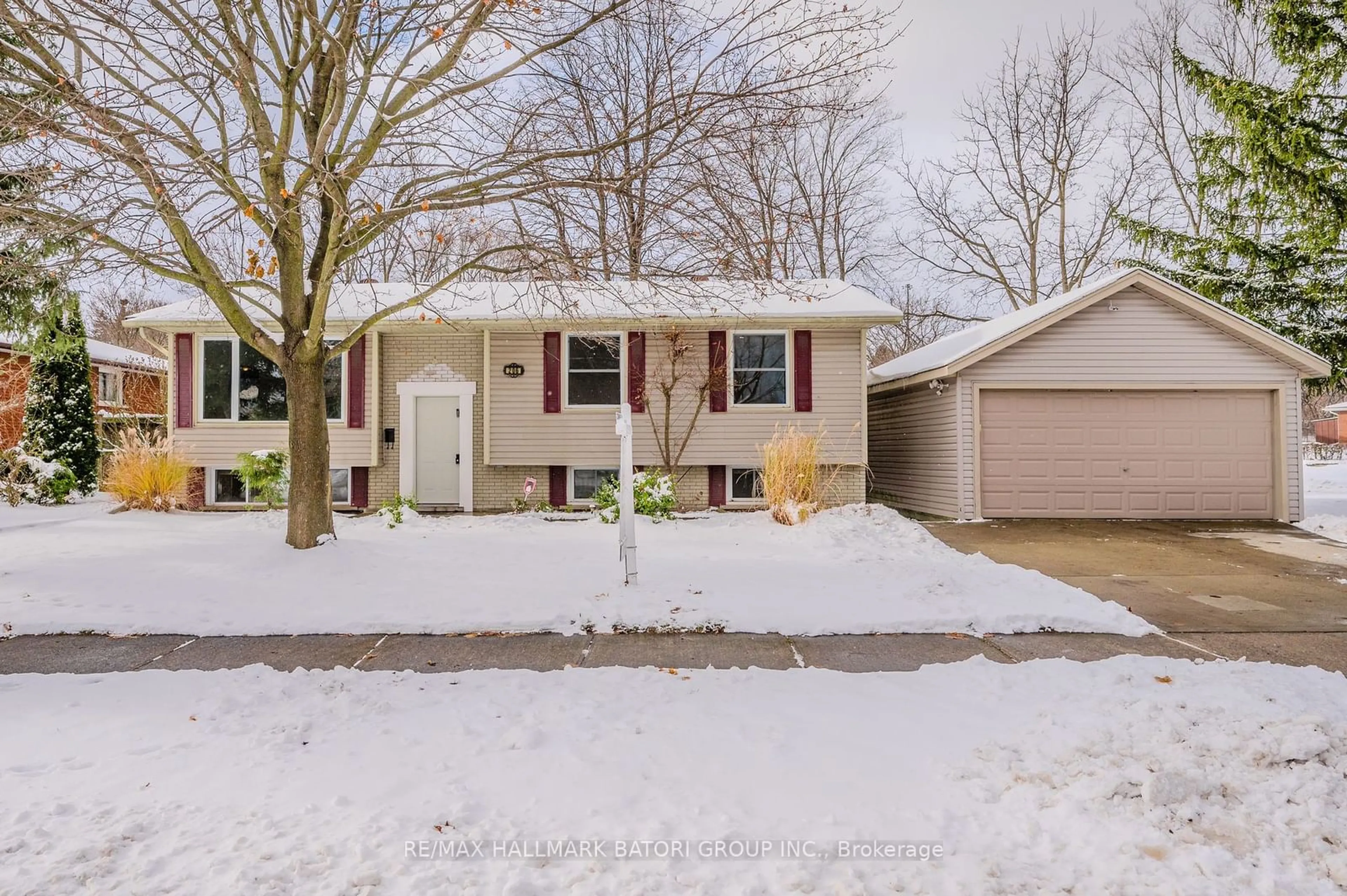 Frontside or backside of a home, the street view for 206 Shelley Dr, Kitchener Ontario N2C 1N1