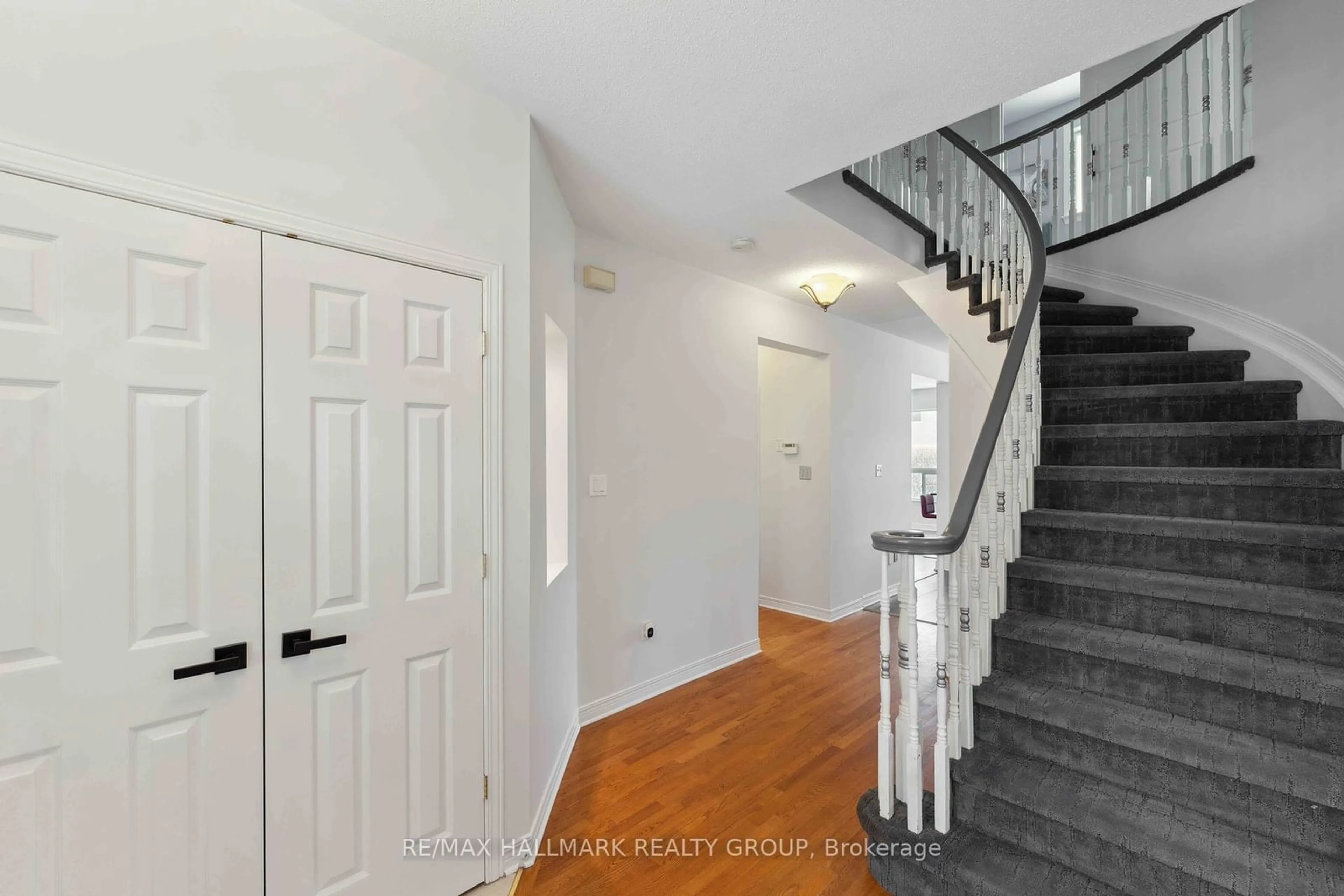 Indoor entryway, wood floors for 115 Kittiwake Dr, Stittsville - Munster - Richmond Ontario K2S 2C1