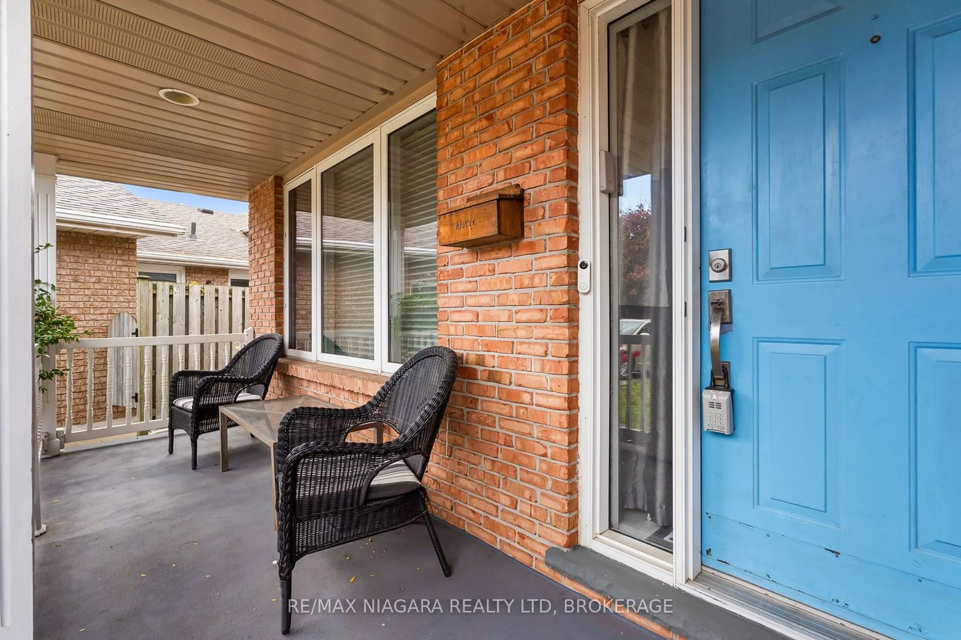 Indoor entryway, wood floors for 6019 ANDREA Dr, Niagara Falls Ontario L2H 2Z9