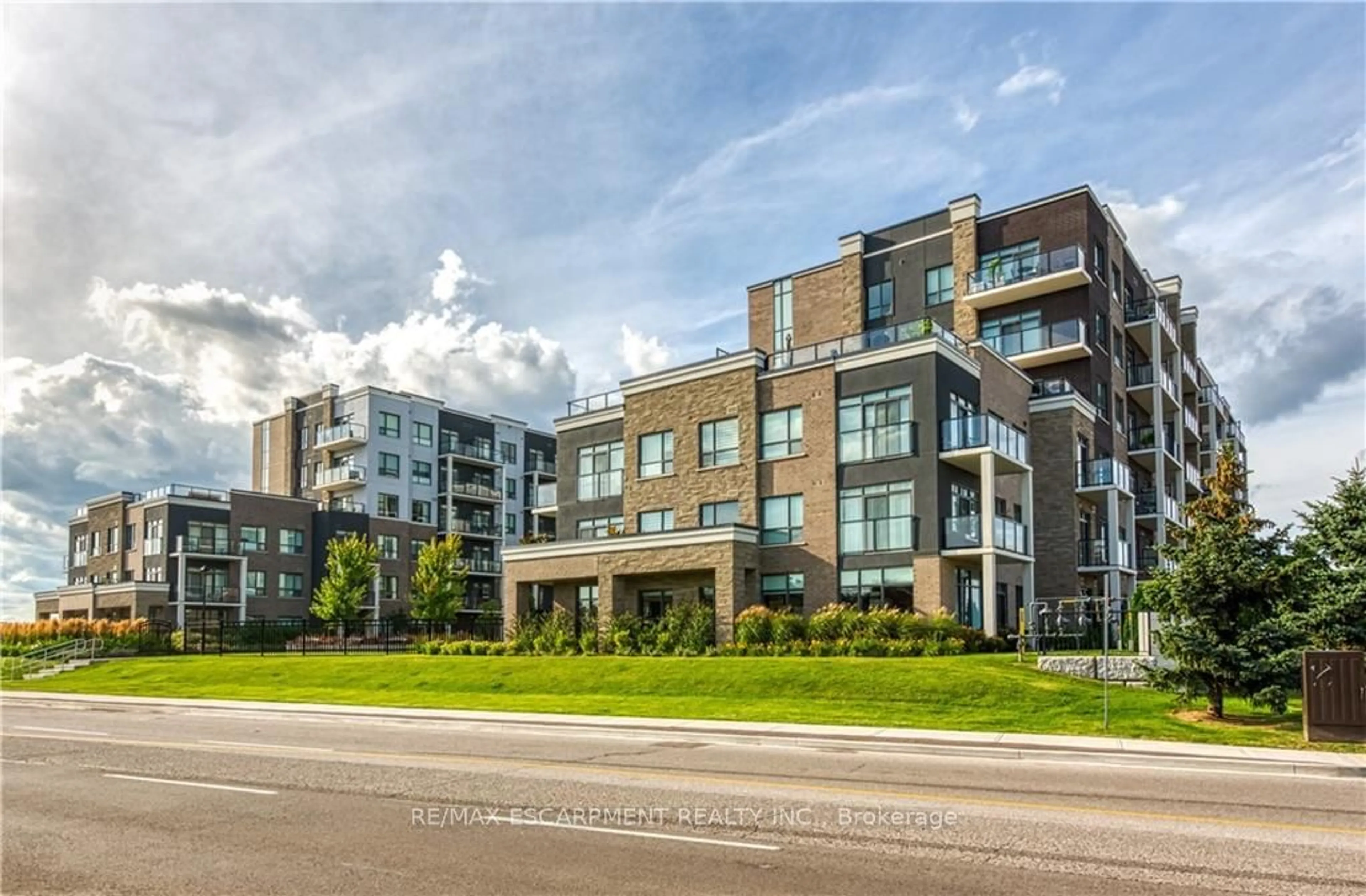 A pic from exterior of the house or condo, the front or back of building for 5055 Greenlane Rd #417, Lincoln Ontario L0R 1B3