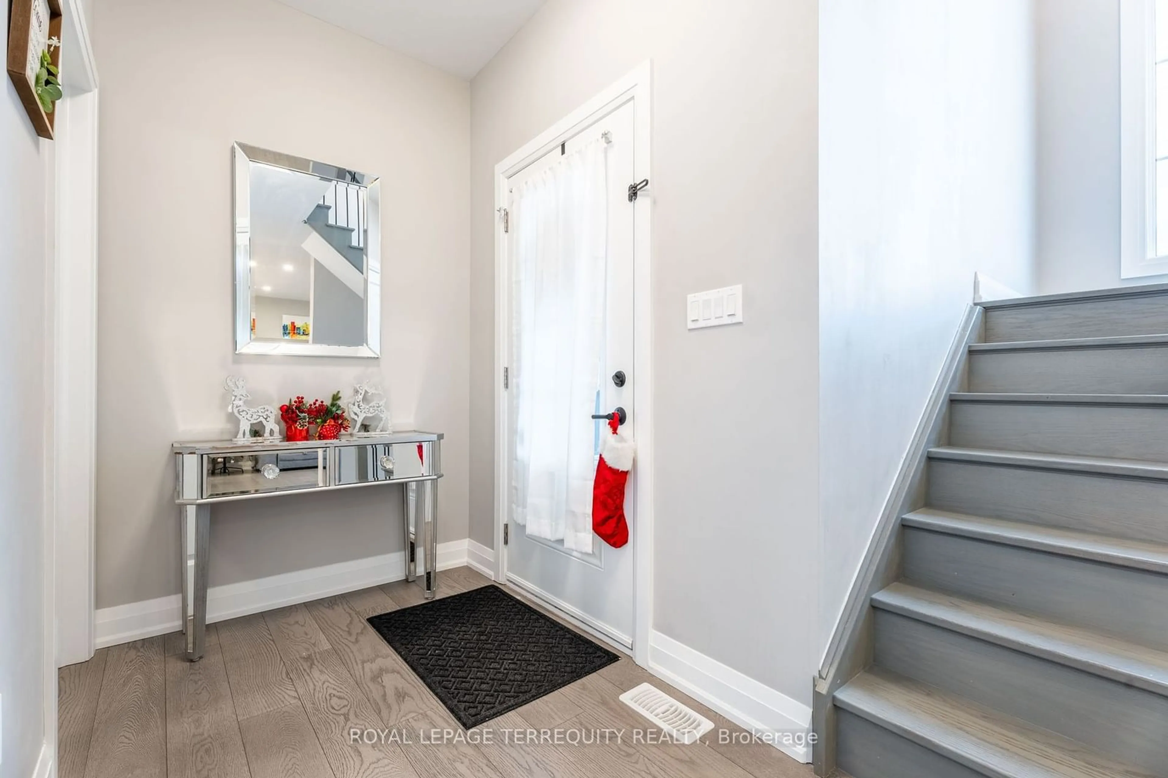 Indoor entryway, wood floors for 41 Amelia St, Port Colborne Ontario L3K 2K8