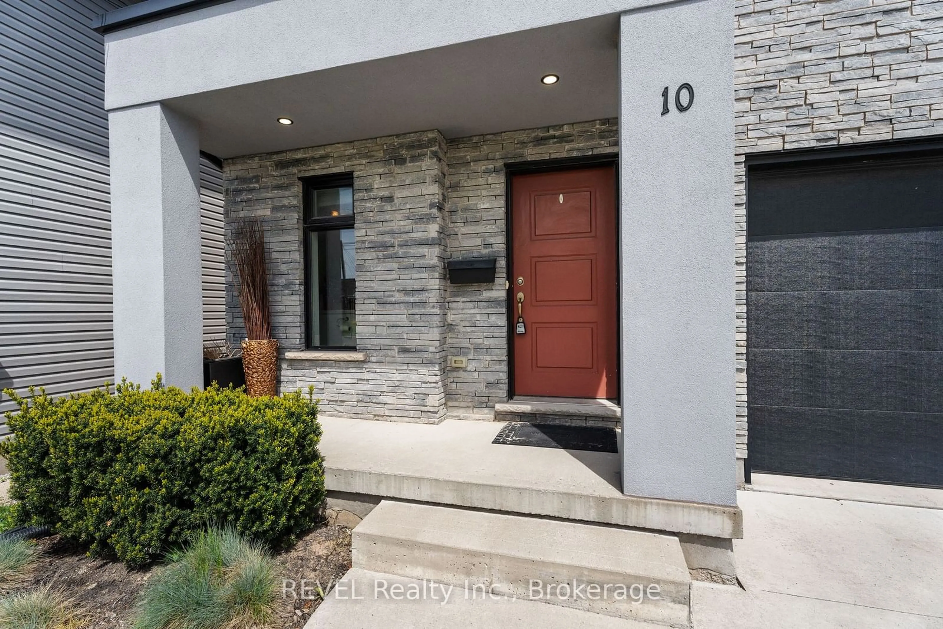 Home with brick exterior material for 10 Leeson St, St. Catharines Ontario L2T 2R1