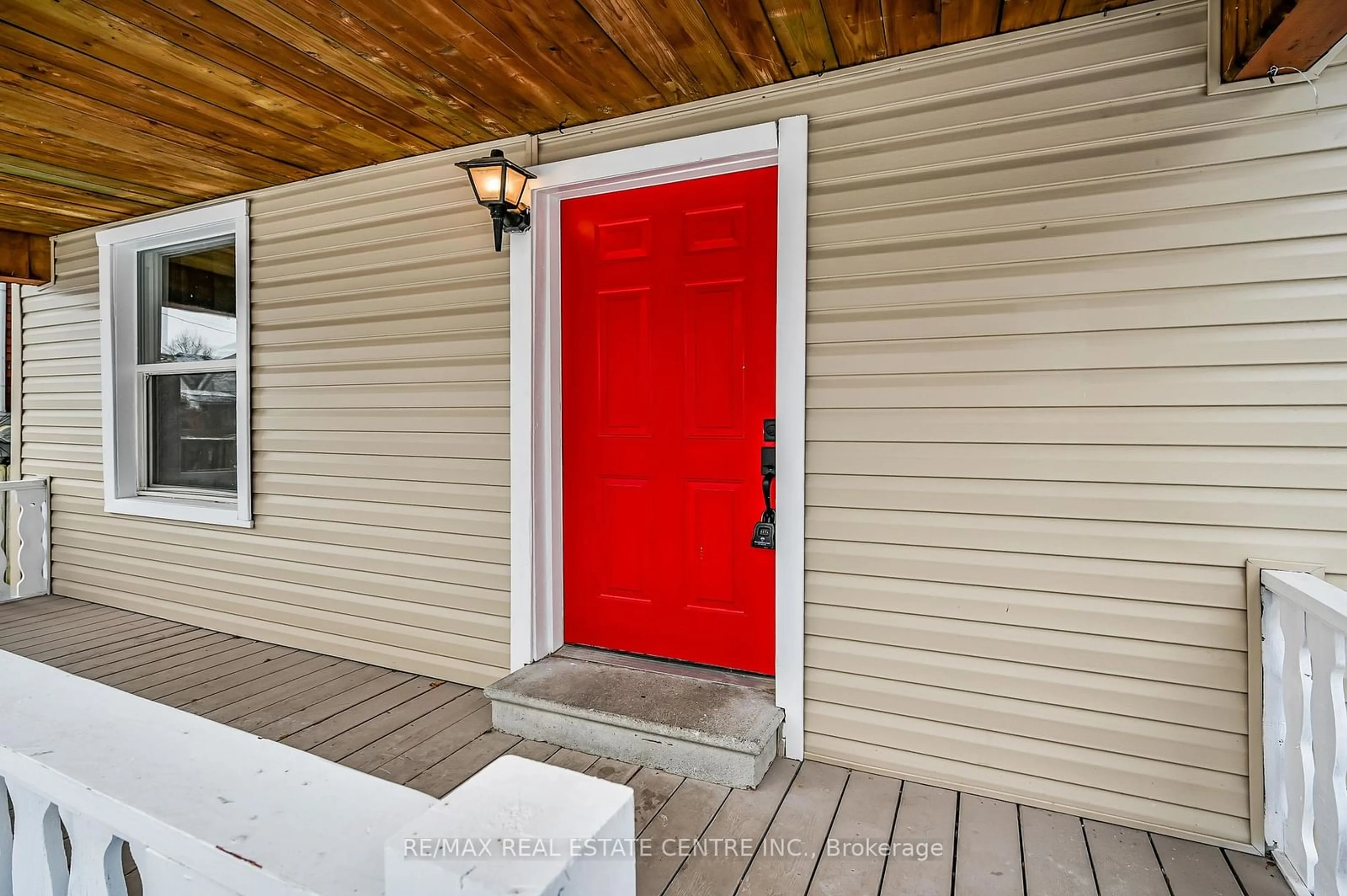 Indoor entryway, wood floors for 14 Keith St, Hamilton Ontario L8L 3S1