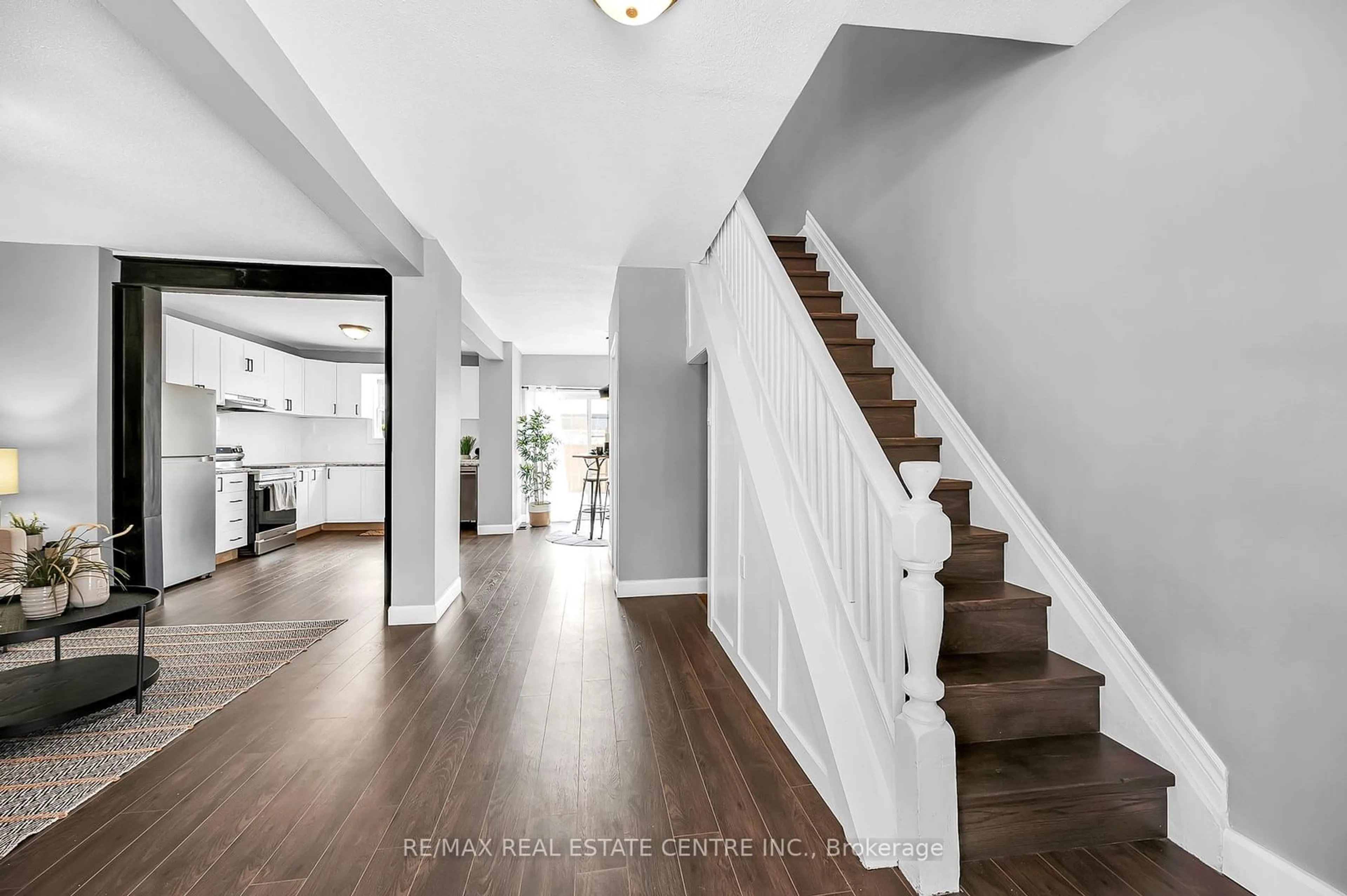 Indoor entryway, wood floors for 14 Keith St, Hamilton Ontario L8L 3S1