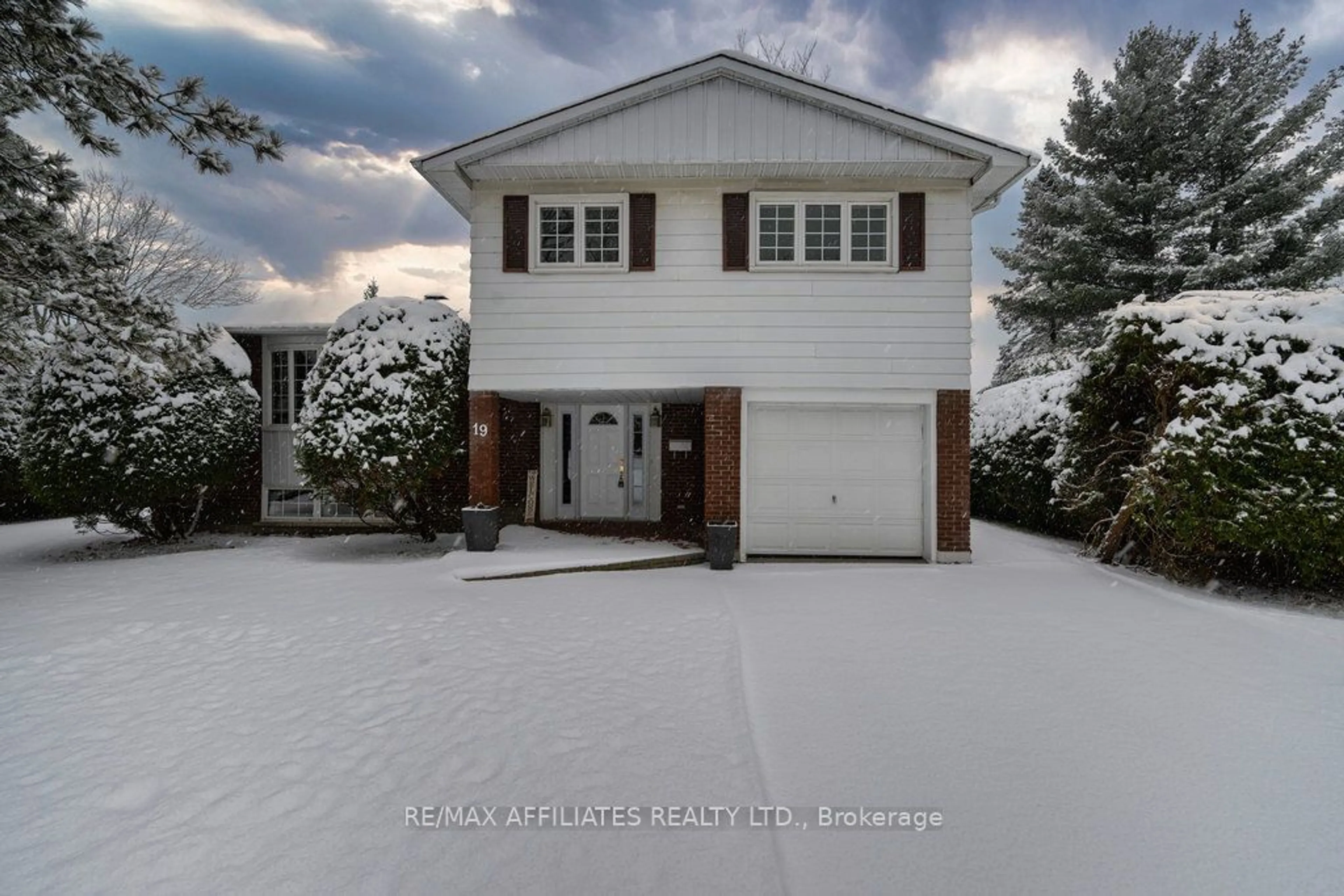 Frontside or backside of a home, cottage for 19 Wedgewood Cres, Blackburn Hamlet Ontario K1B 4B5