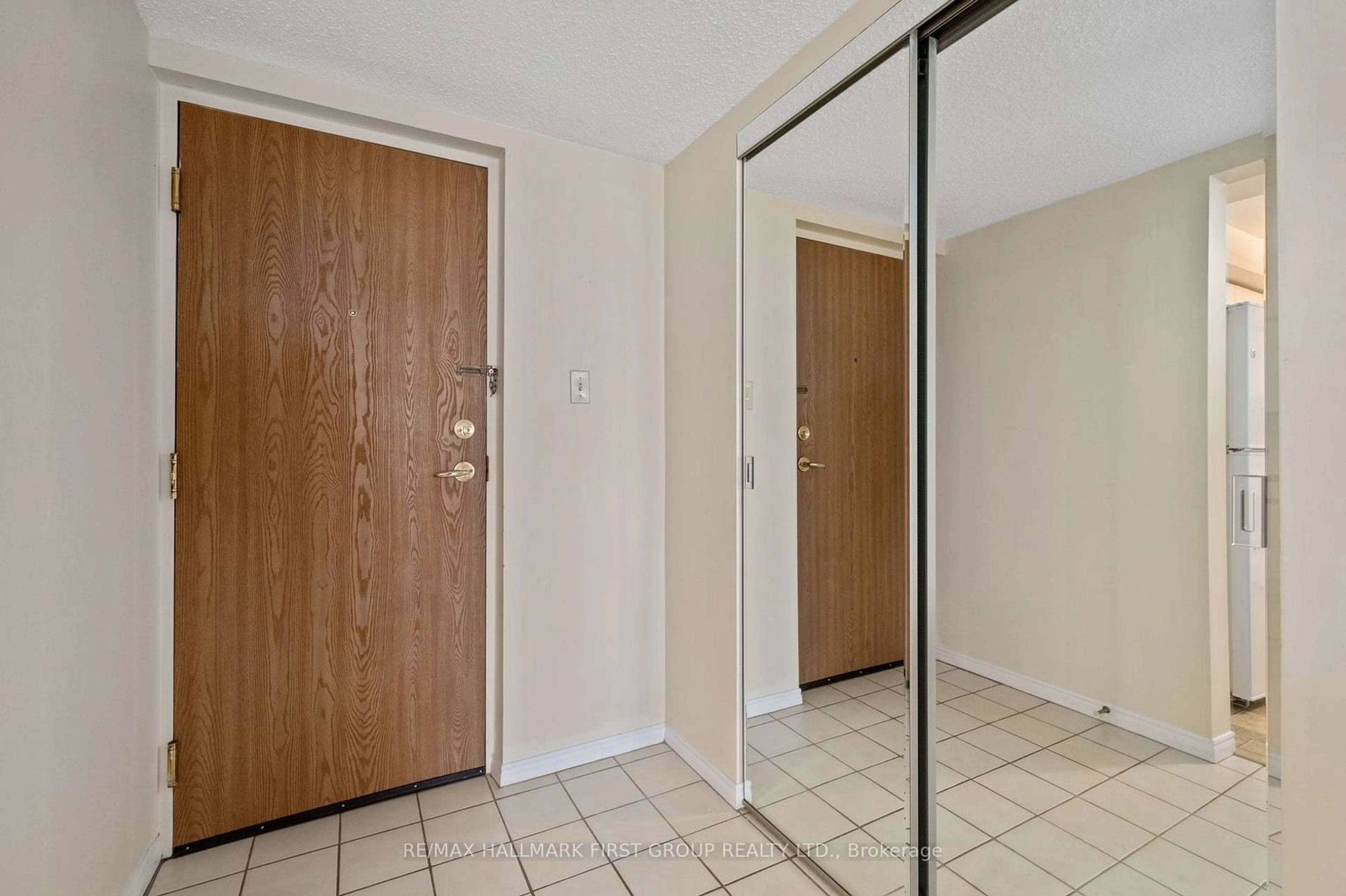 Indoor entryway, unknown floor for 1 Queen St #404, Cobourg Ontario K9A 1M8