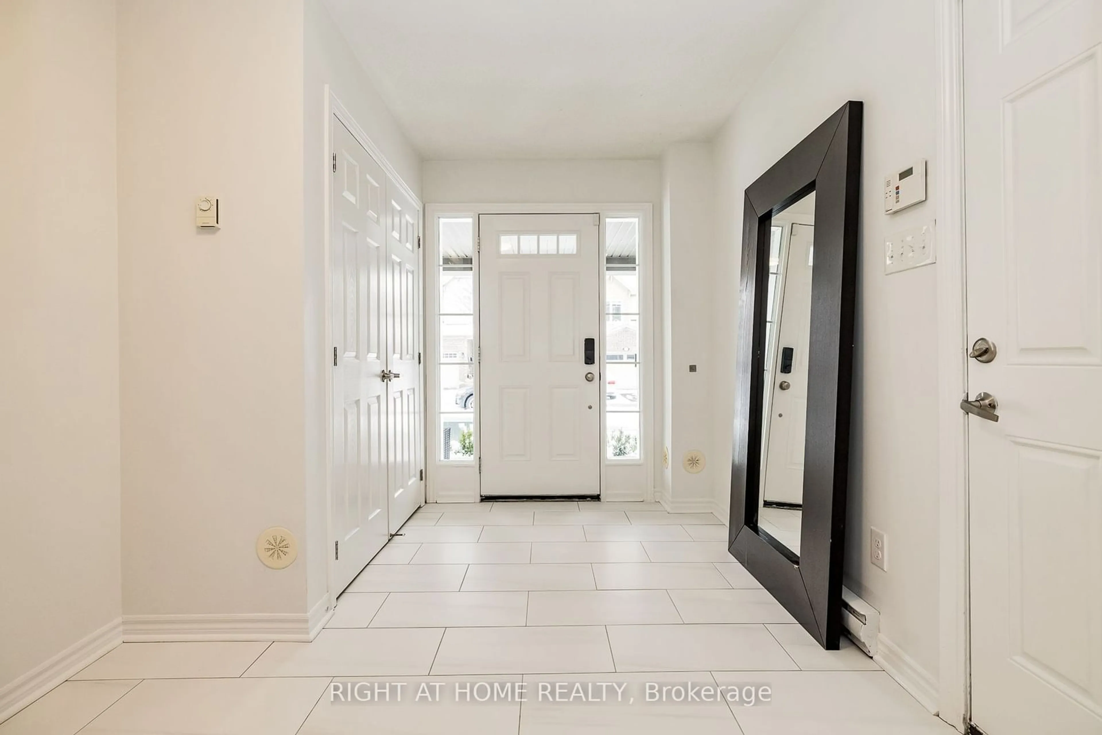 Indoor entryway, wood floors for 912 Messor Cres, Stittsville - Munster - Richmond Ontario K2S 0L7