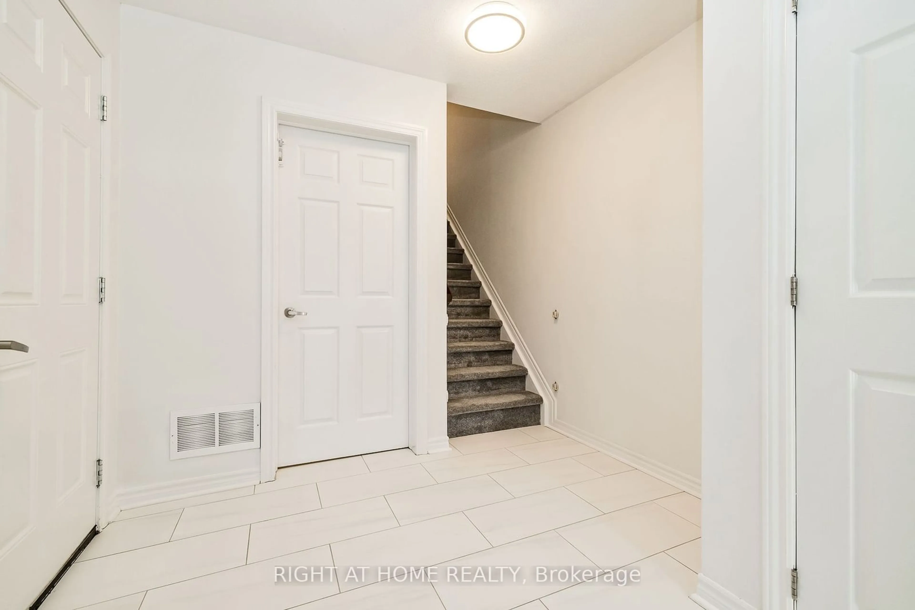 Indoor entryway, not visible floor for 912 Messor Cres, Stittsville - Munster - Richmond Ontario K2S 0L7