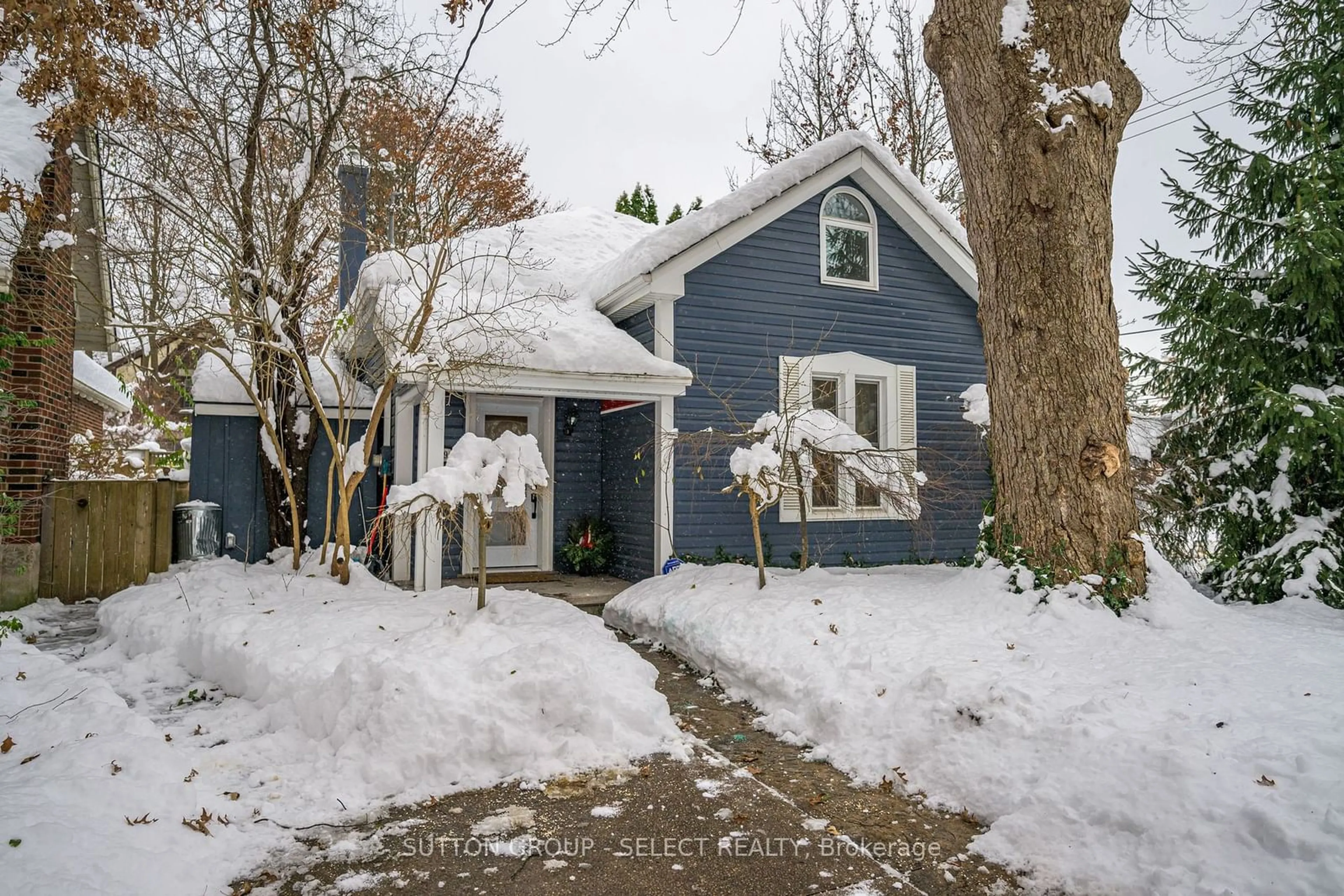 Frontside or backside of a home, cottage for 1069 Colborne St, London Ontario N6A 4B1