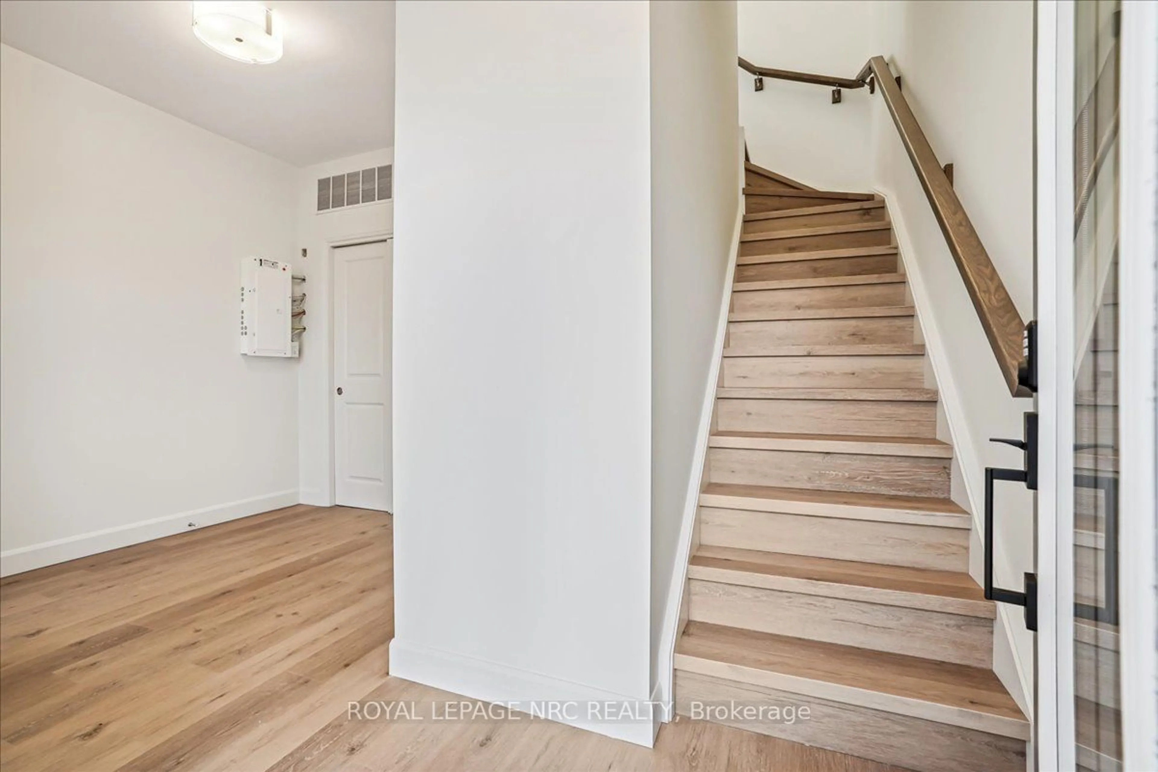 Indoor entryway, wood floors for 29 Cyclone Way #1, Fort Erie Ontario L0S 1B0