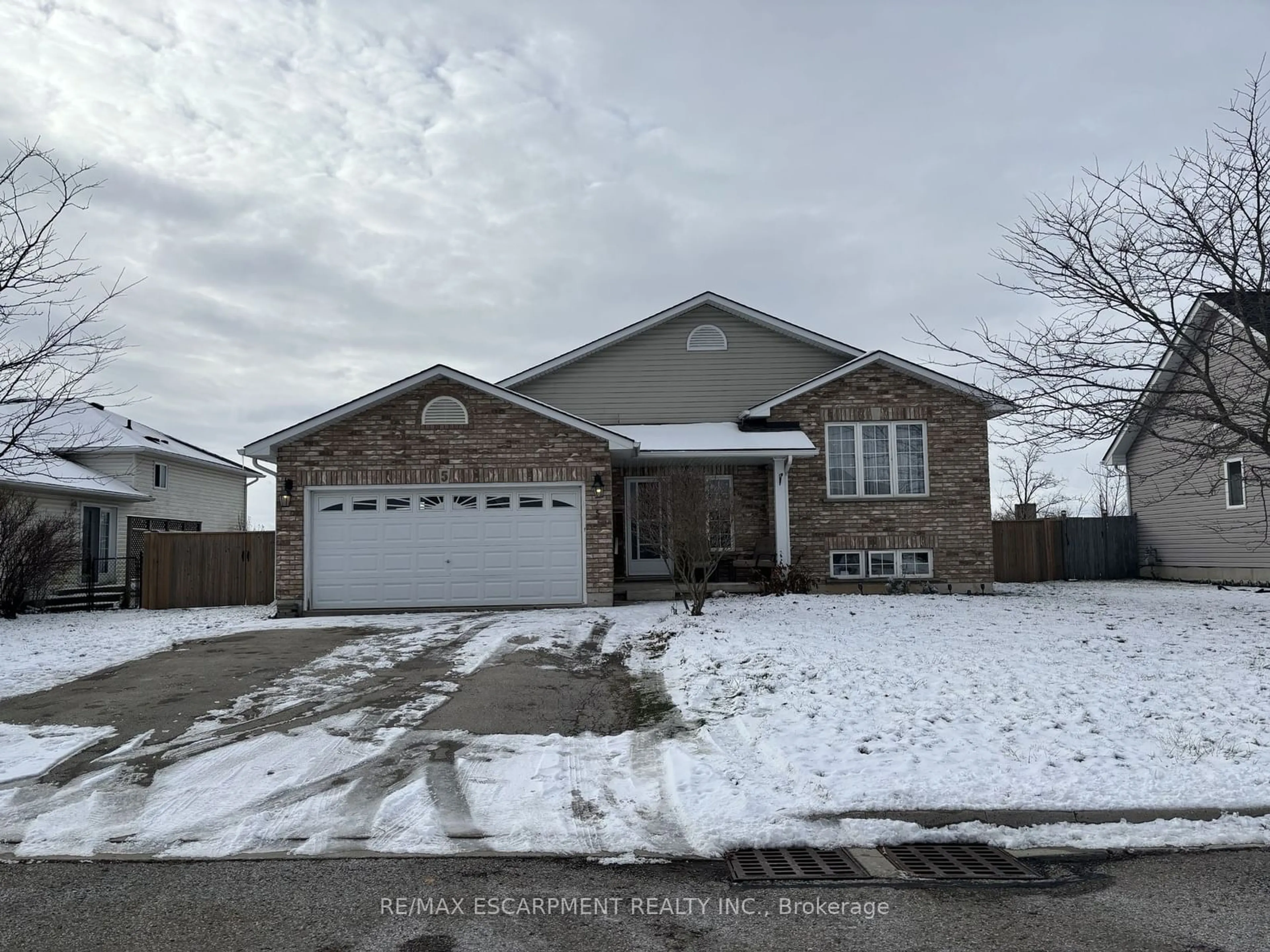 Frontside or backside of a home, the street view for 5 DONNA Dr, Haldimand Ontario N0A 1H0