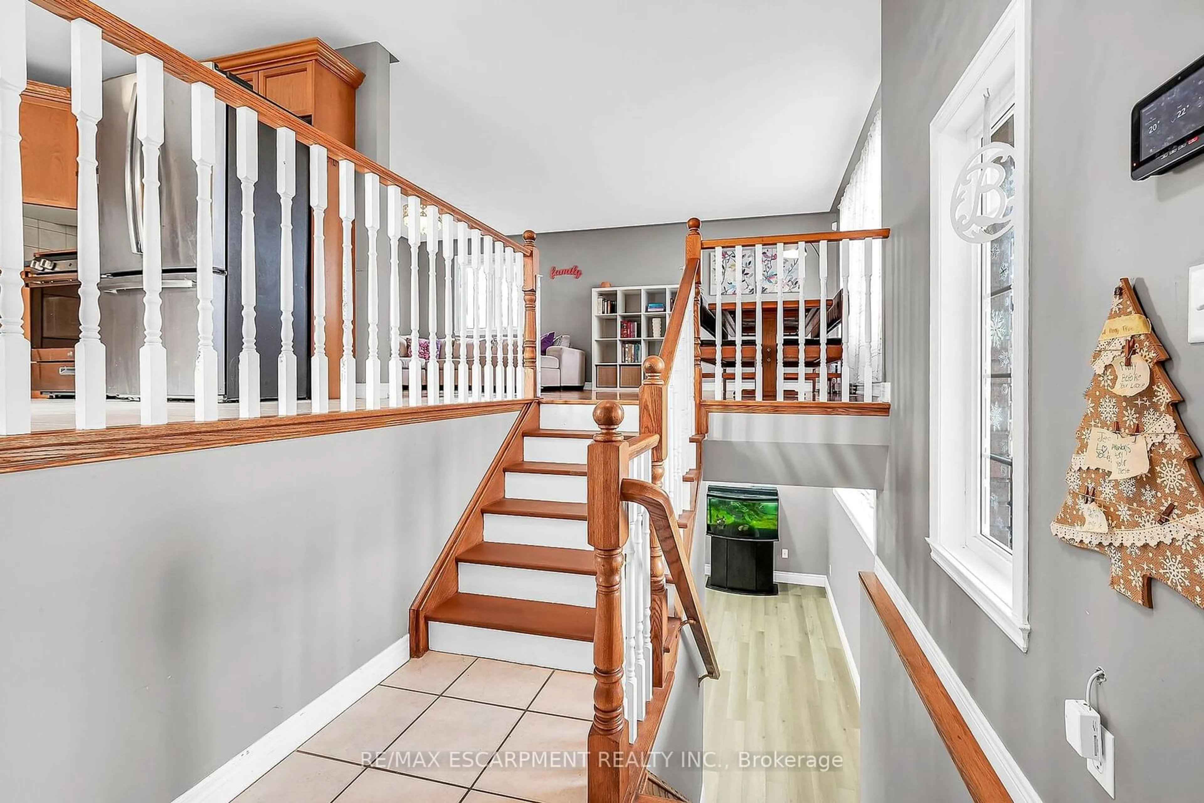 Indoor foyer, wood floors for 5 DONNA Dr, Haldimand Ontario N0A 1H0