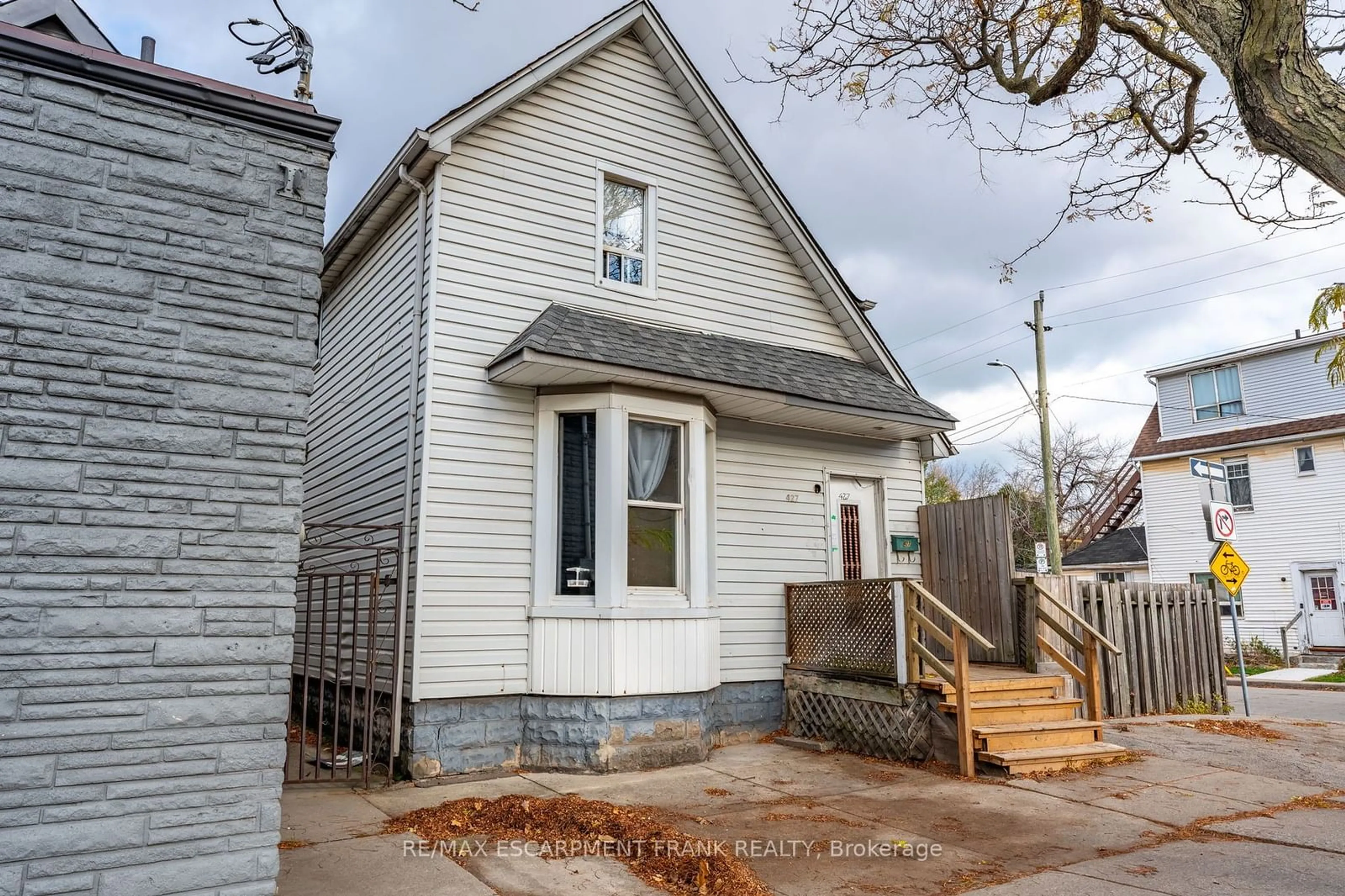 Frontside or backside of a home, cottage for 427 Cannon St, Hamilton Ontario L8L 2C8