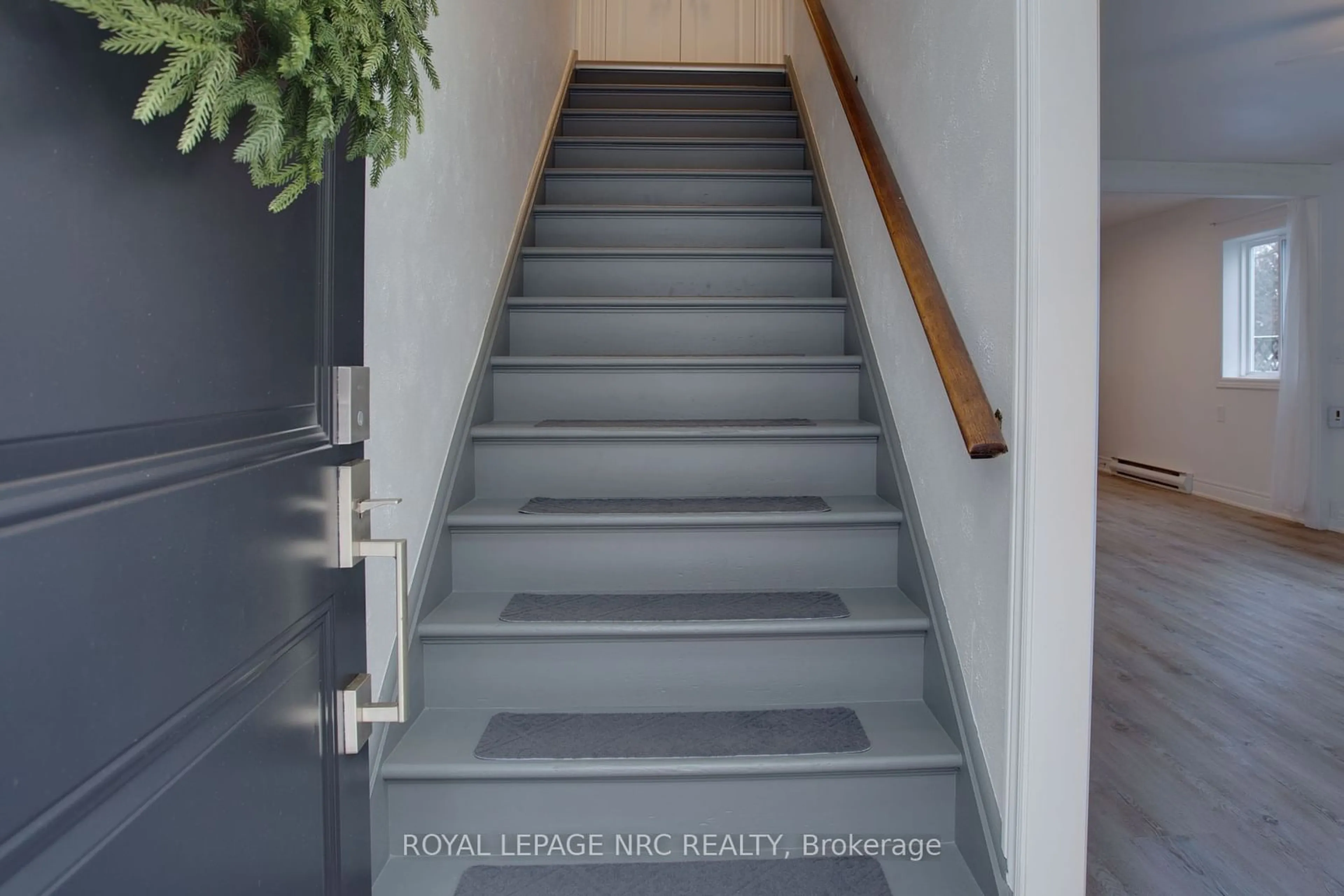 Stairs for 27 Doncaster Blvd, St. Catharines Ontario L2N 1Y3