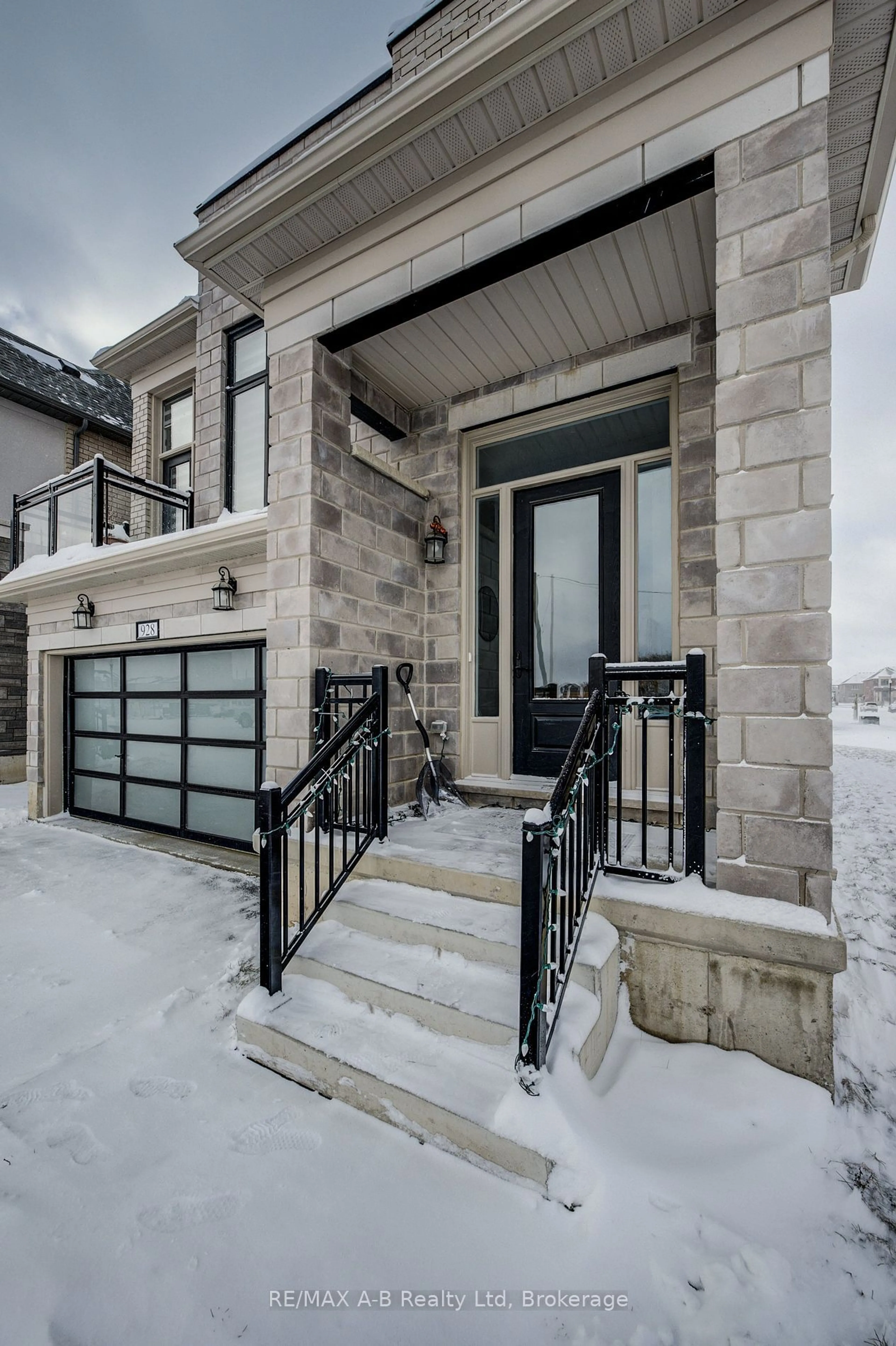 Indoor entryway for 928 Sobeski Ave, Woodstock Ontario N4T 0N7