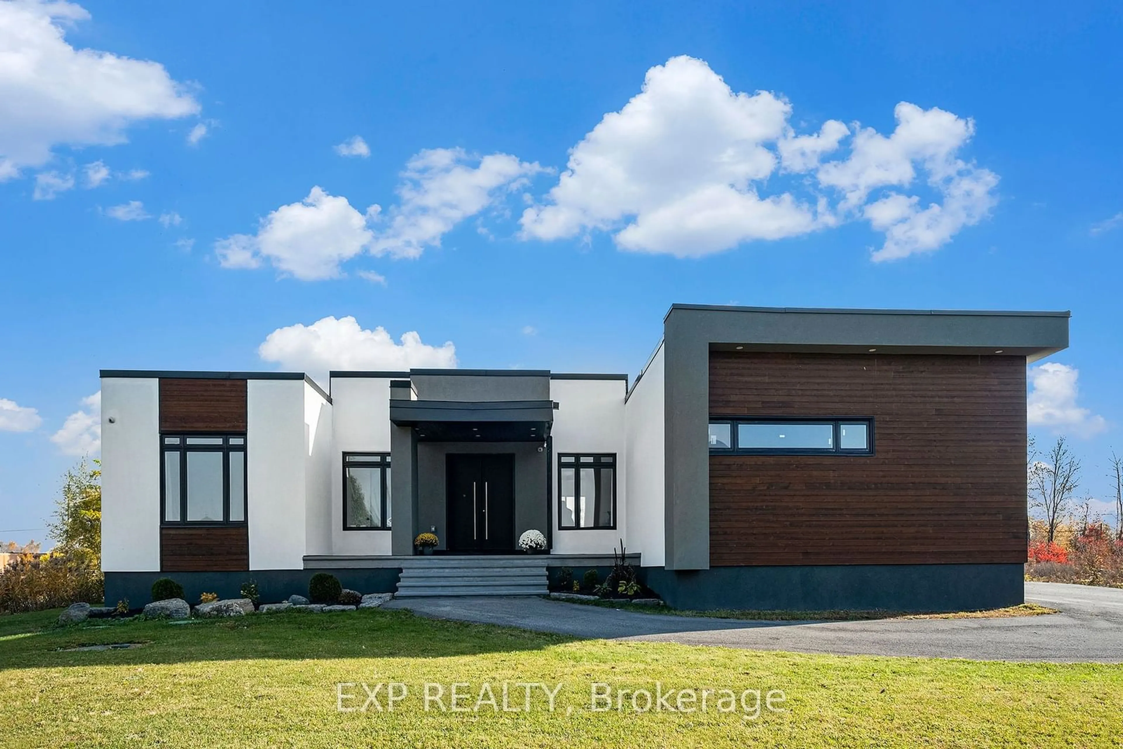 Frontside or backside of a home, the front or back of building for 635 Ballycastle Cres, Blossom Park - Airport and Area Ontario K1X 0A3