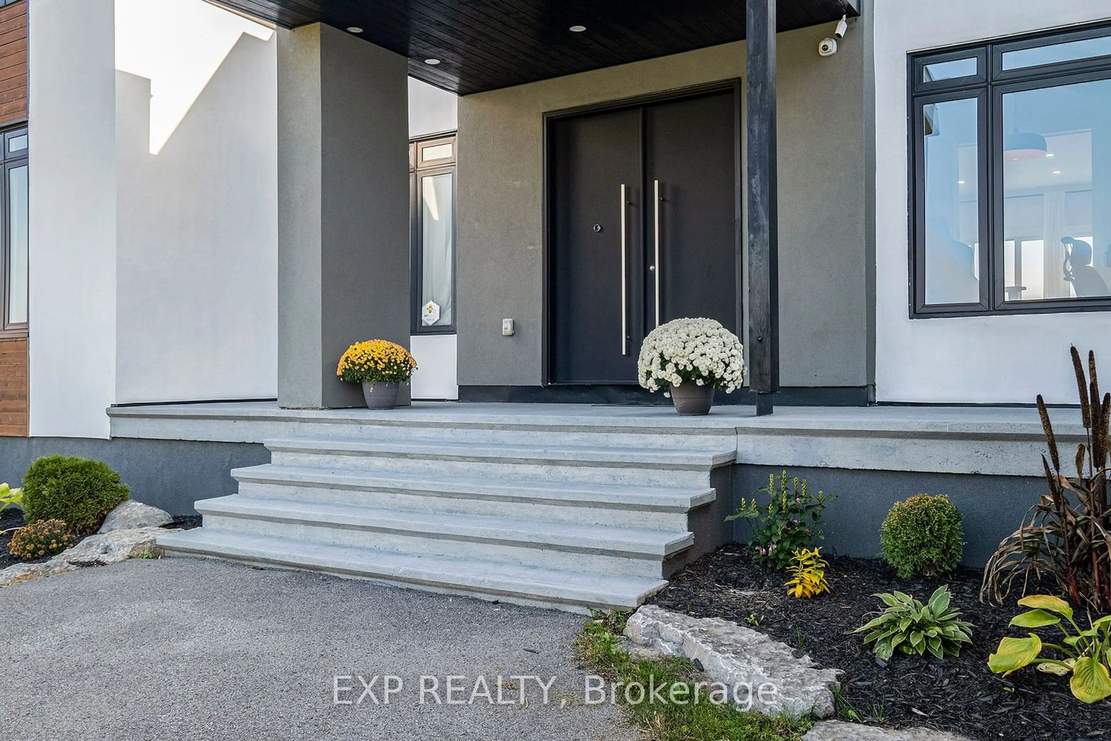 Indoor entryway, cement floor for 635 Ballycastle Cres, Blossom Park - Airport and Area Ontario K1X 0A3