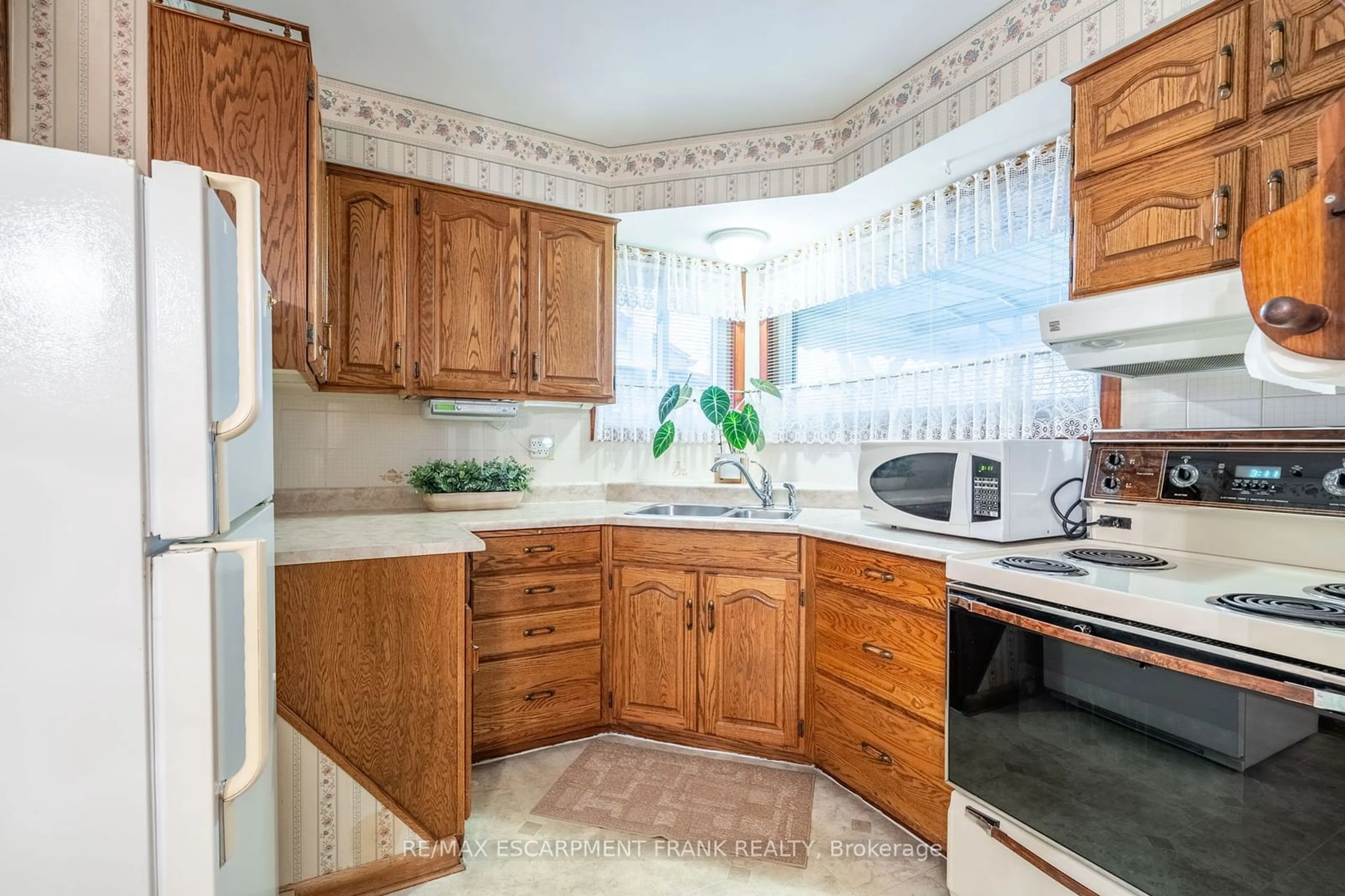 Kitchen for 1053 Fennell Ave, Hamilton Ontario L8T 1R7