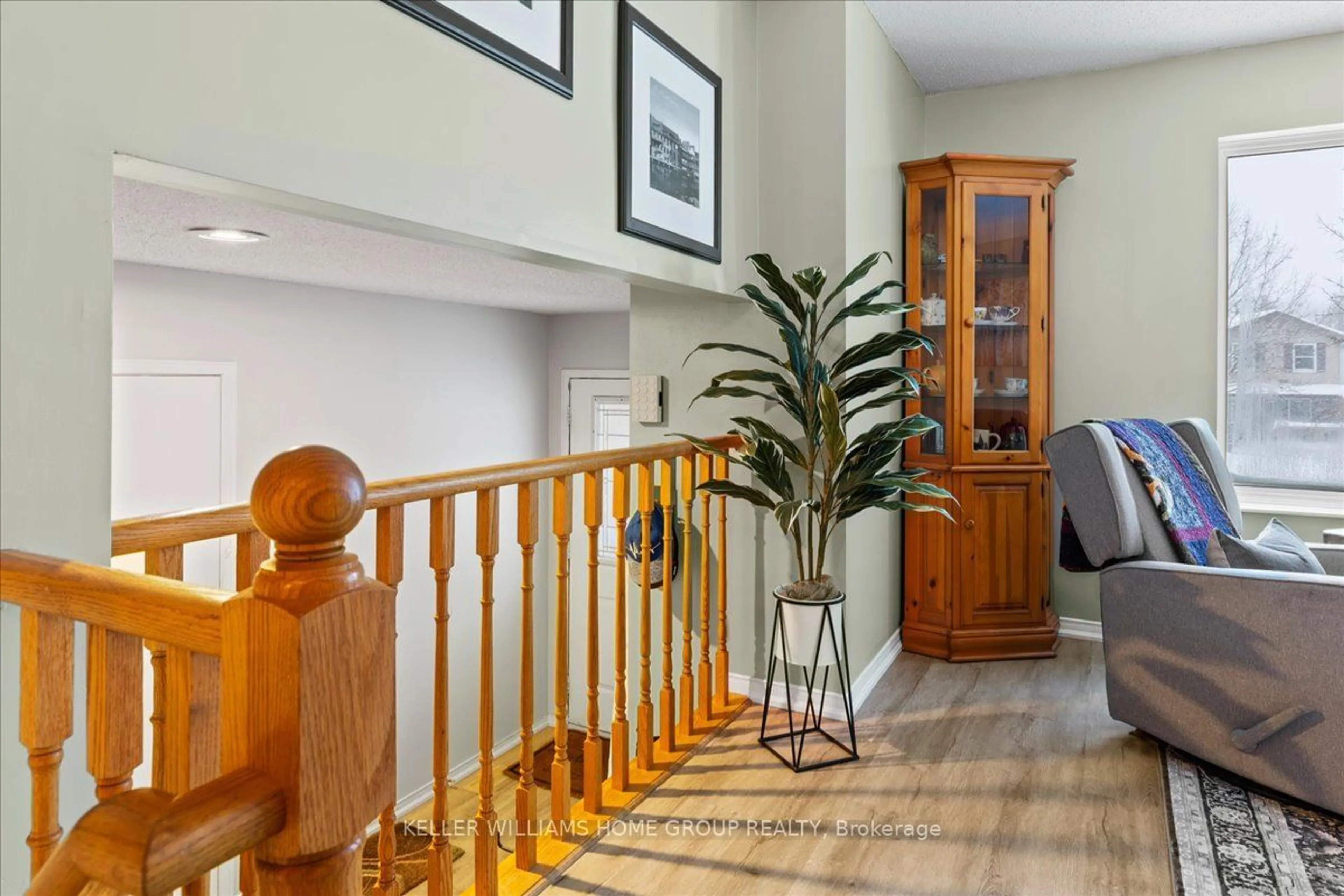 Indoor foyer, wood floors for 626 Holman Cres, Centre Wellington Ontario N1M 3M1