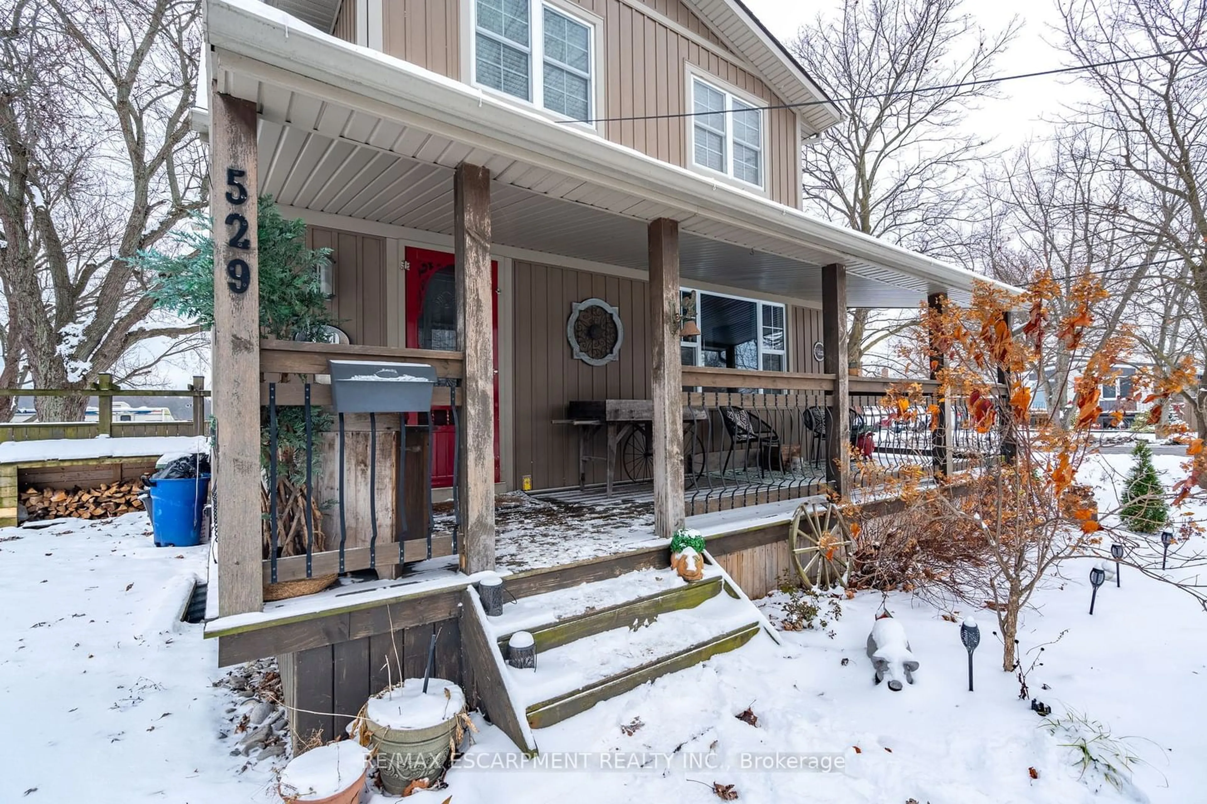 A pic from exterior of the house or condo, the street view for 529 Forks Rd, Welland Ontario L3B 5K7