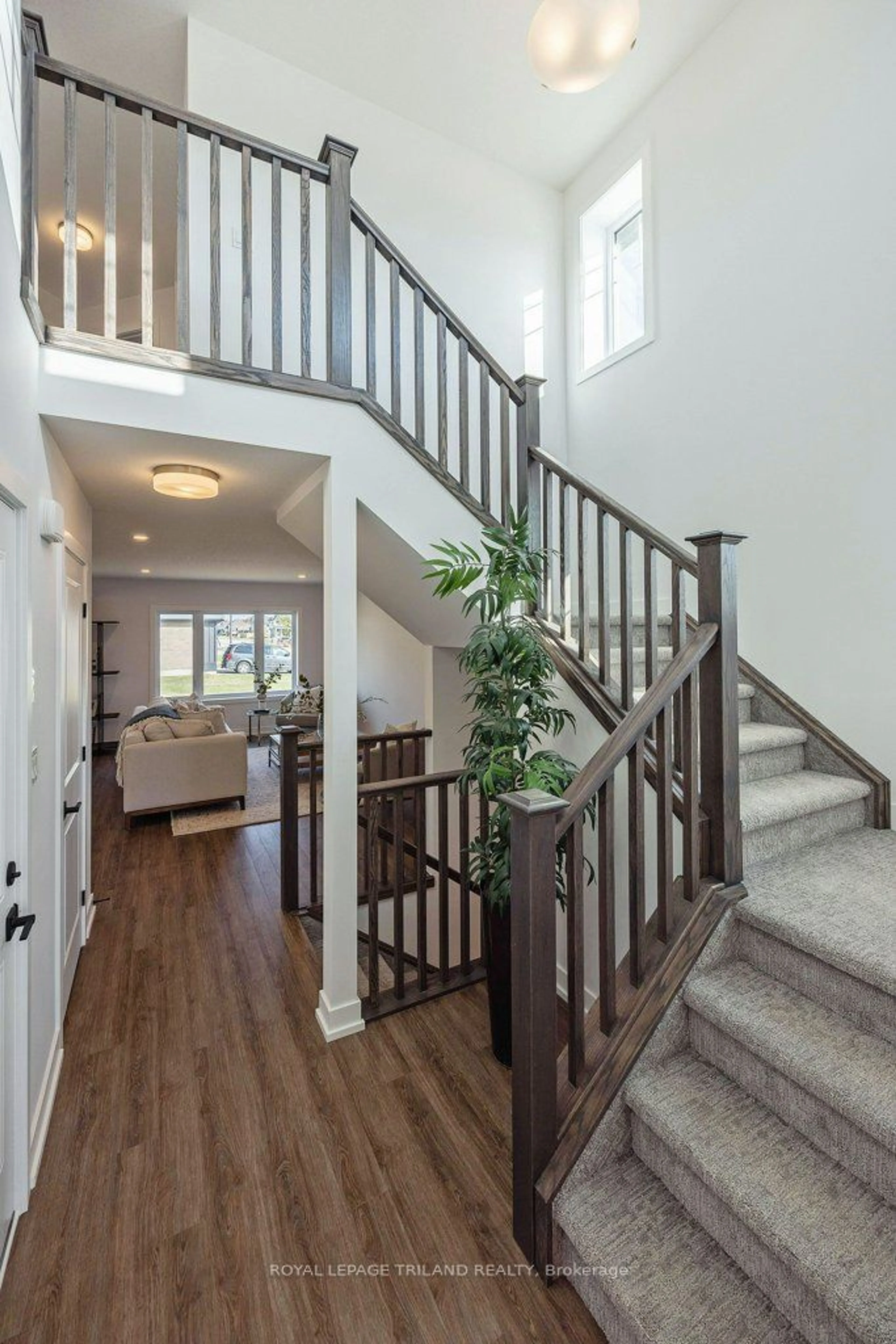 Indoor entryway for 57 SILVERLEAF Path, St. Thomas Ontario N5R 0N7