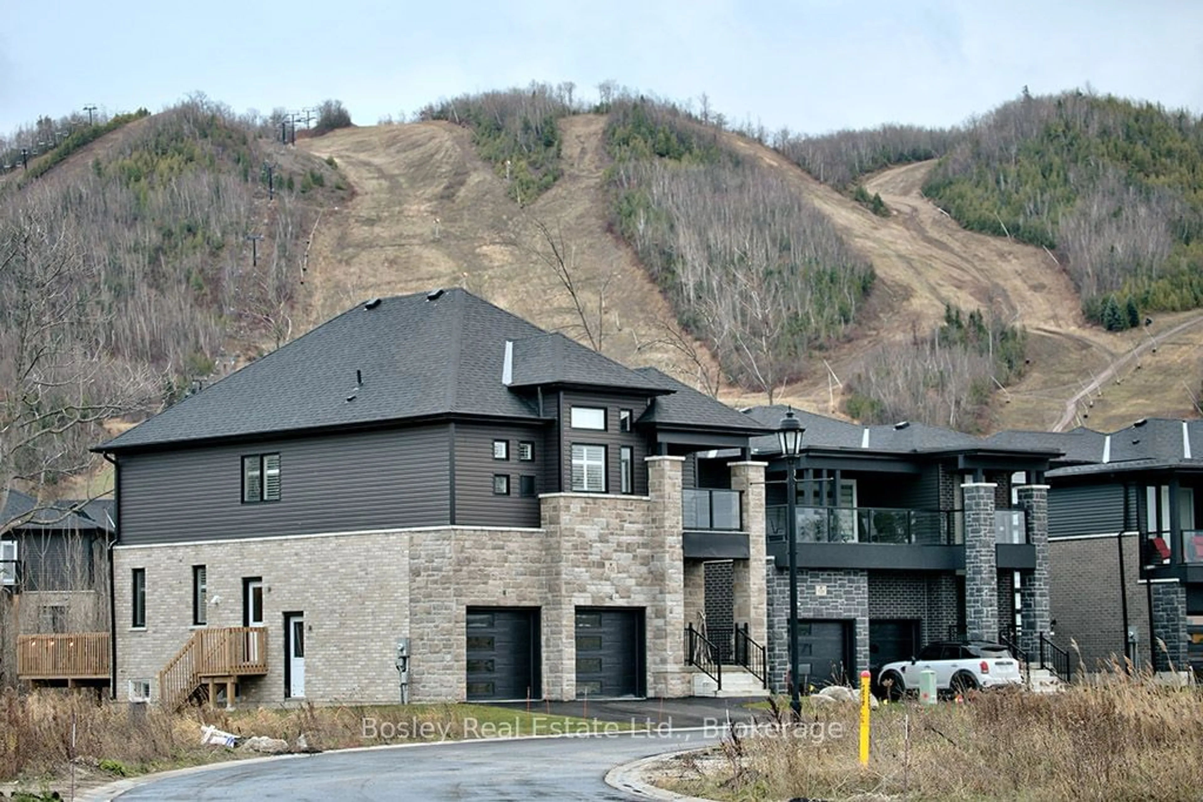 A pic from exterior of the house or condo, the front or back of building for 133 Sebastien St, Blue Mountains Ontario N0H 1J0