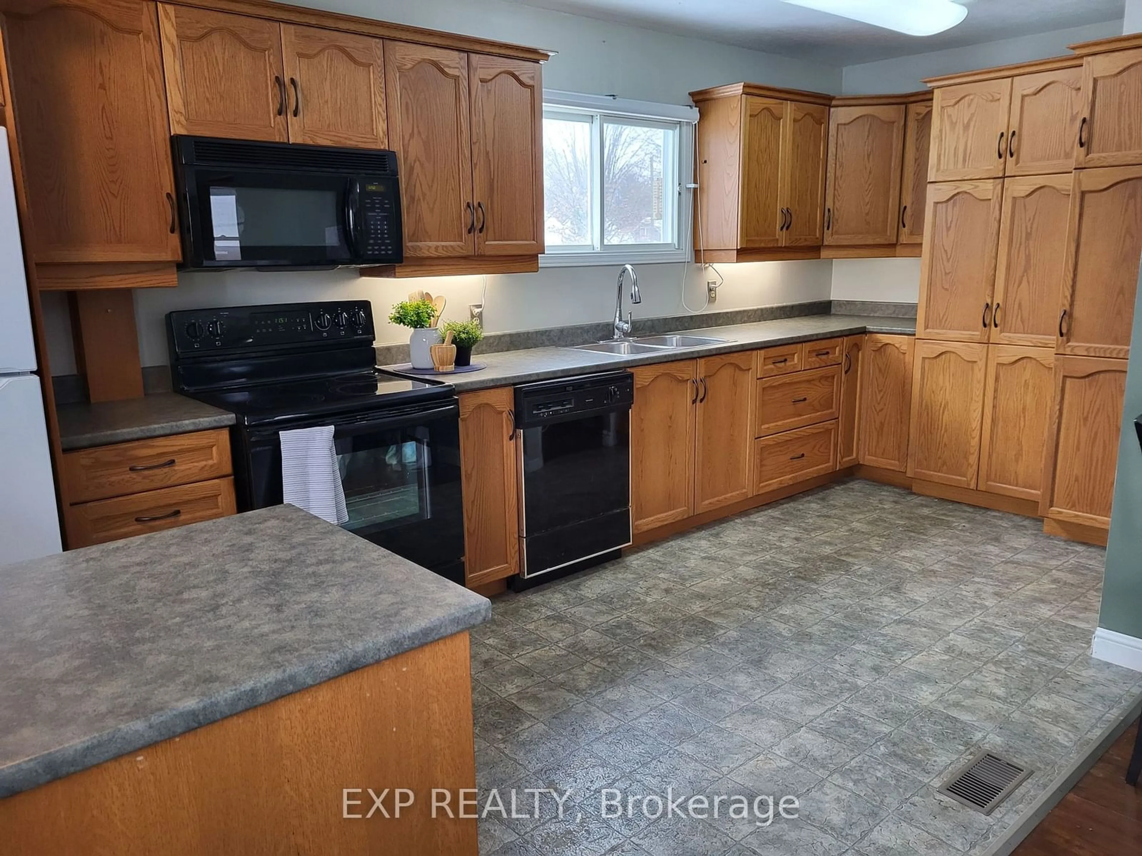 Standard kitchen, cement floor for 340 Mcnab Ave, Renfrew Ontario K7V 2Y8