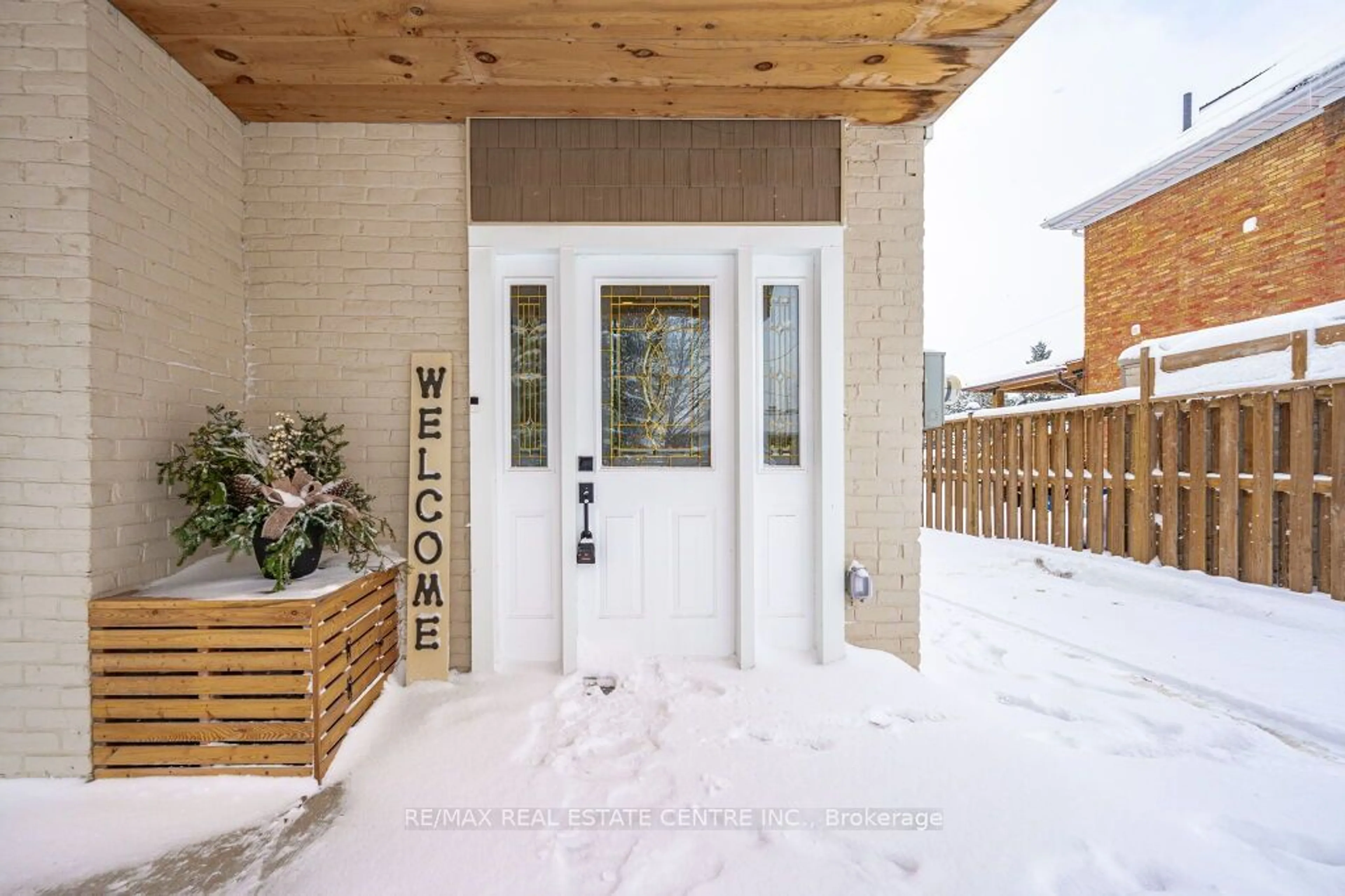 Indoor entryway, wood floors for 281 Smith St, Wellington North Ontario N0G 1A0