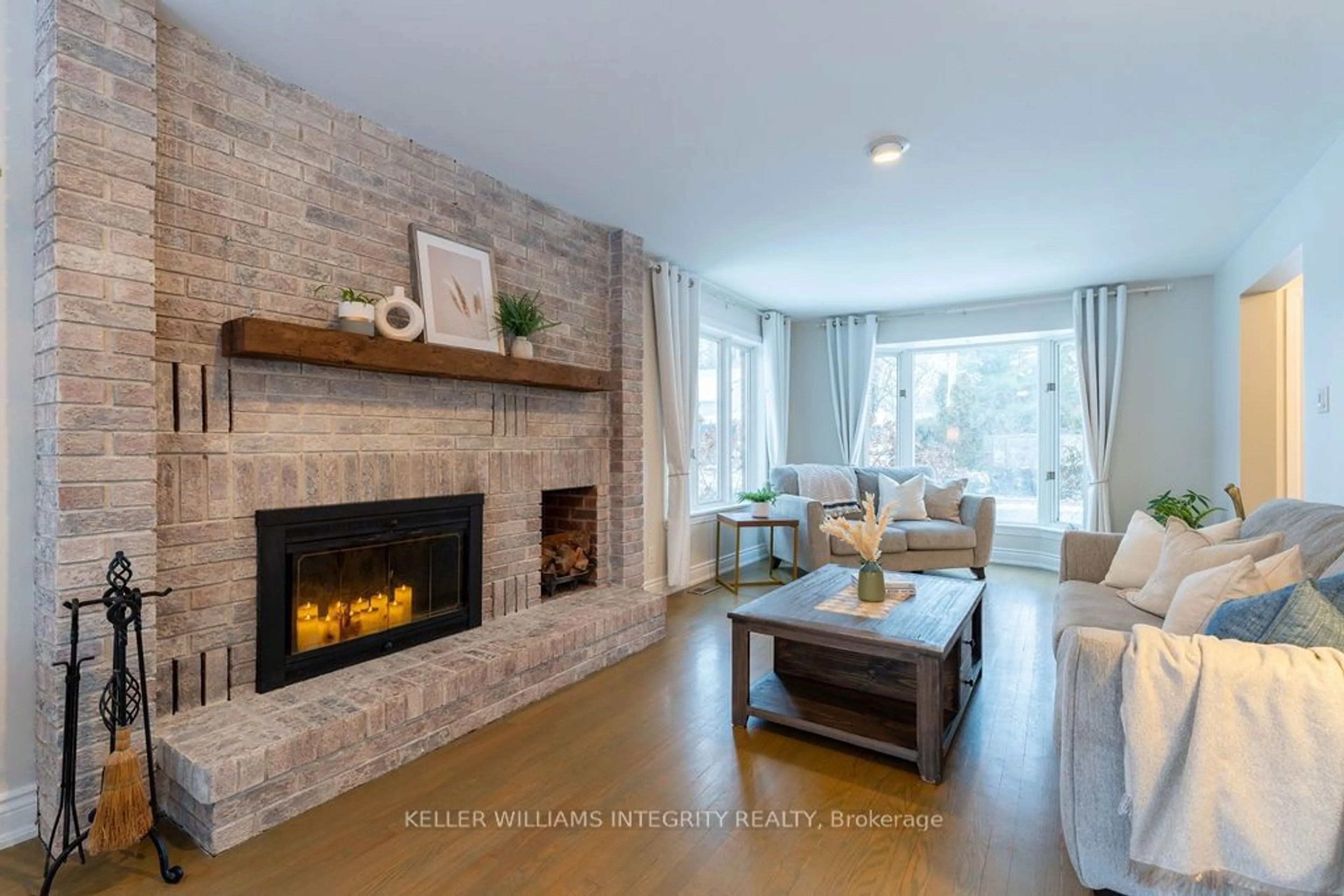 Living room, wood floors for 71 Mill St, Russell Ontario K4R 1E1