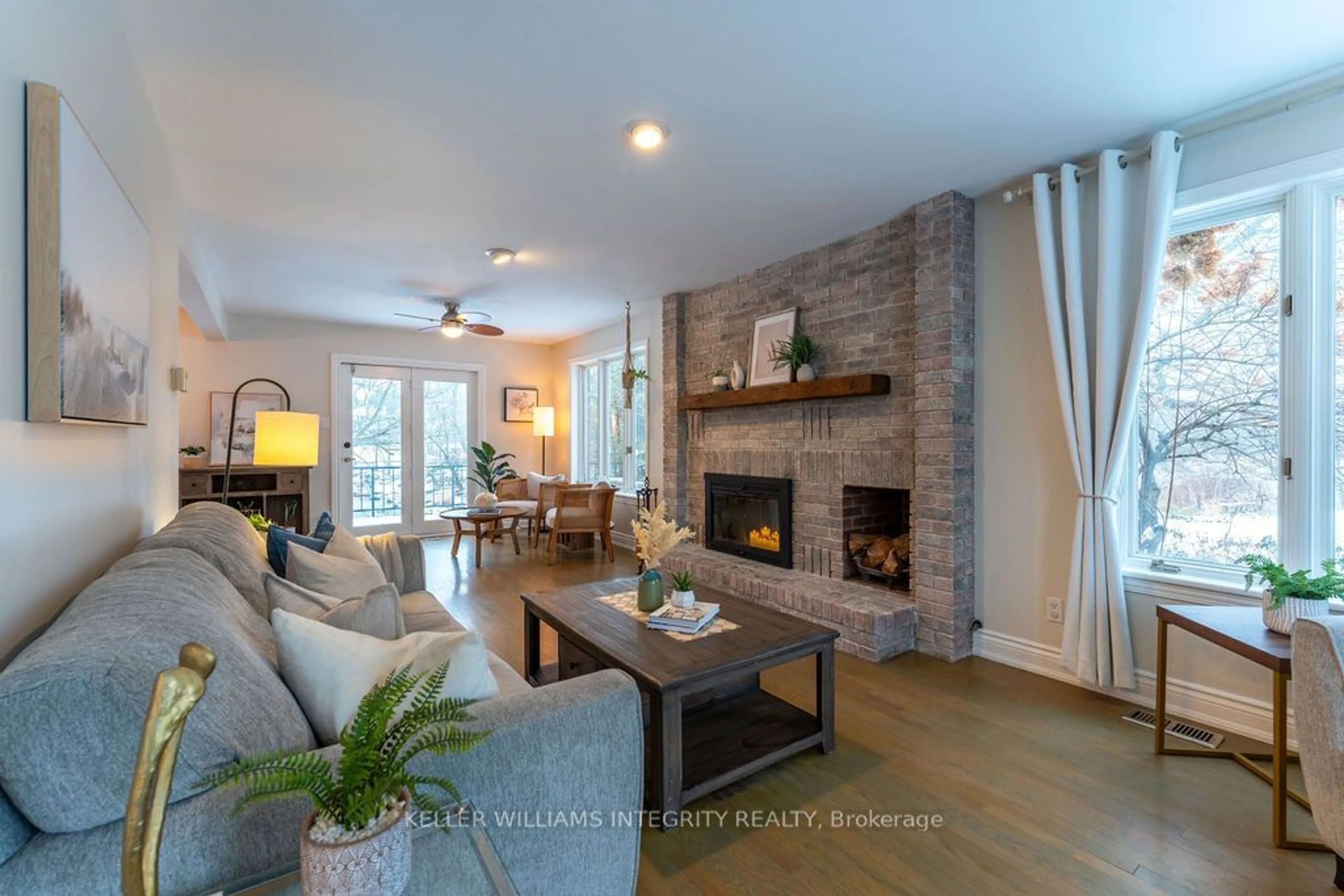 Living room, wood floors for 71 Mill St, Russell Ontario K4R 1E1