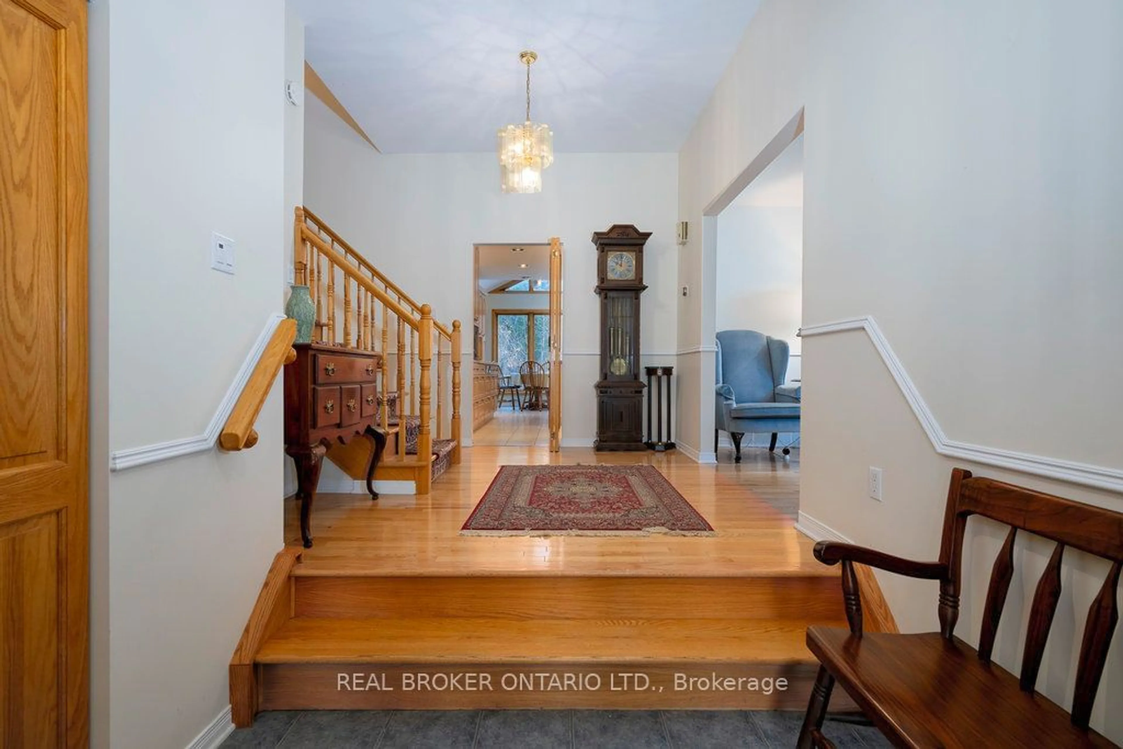 Indoor foyer, wood floors for 88 Northpark Dr, Blackburn Hamlet Ontario K1B 4V3