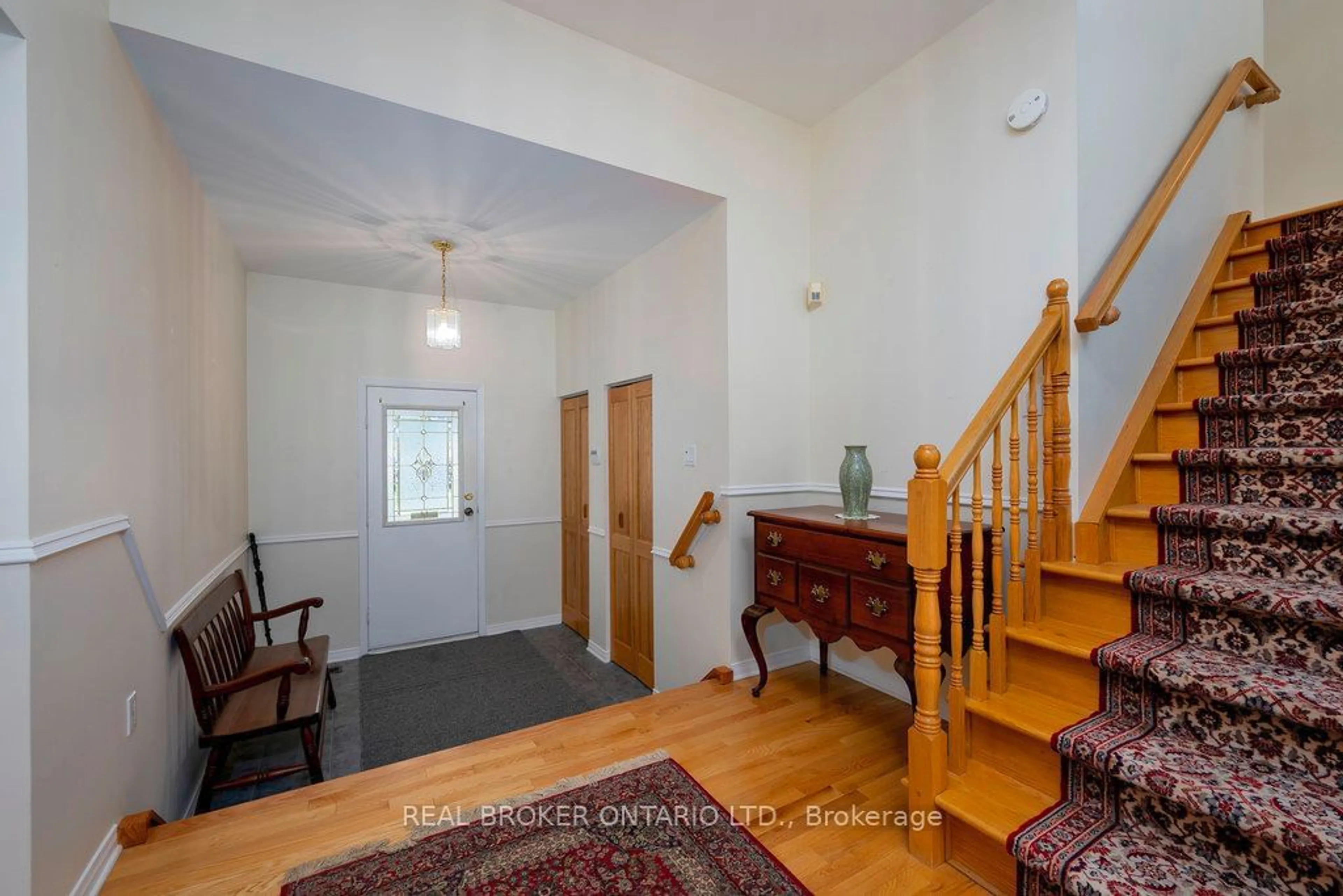 Indoor foyer, wood floors for 88 Northpark Dr, Blackburn Hamlet Ontario K1B 4V3