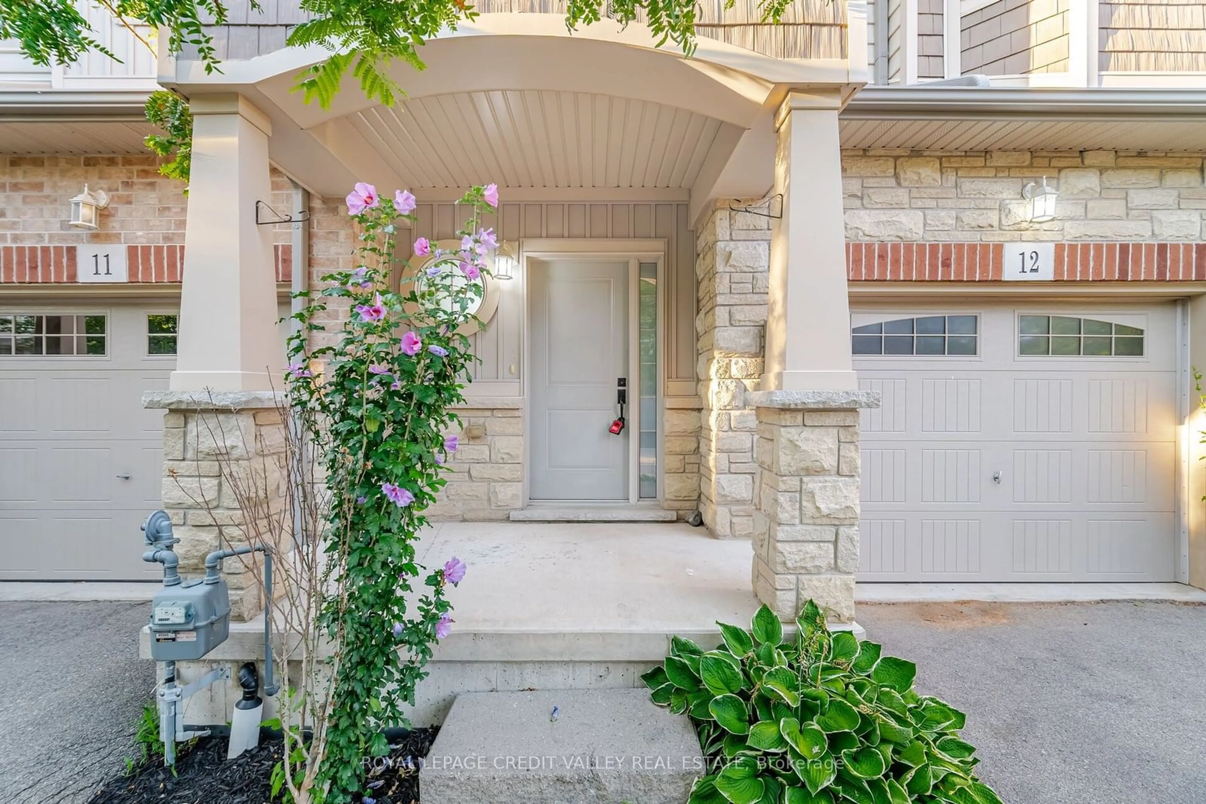 Indoor entryway, ceramic floors for 7 Lakelawn Rd #12, Grimsby Ontario L3M 0E9