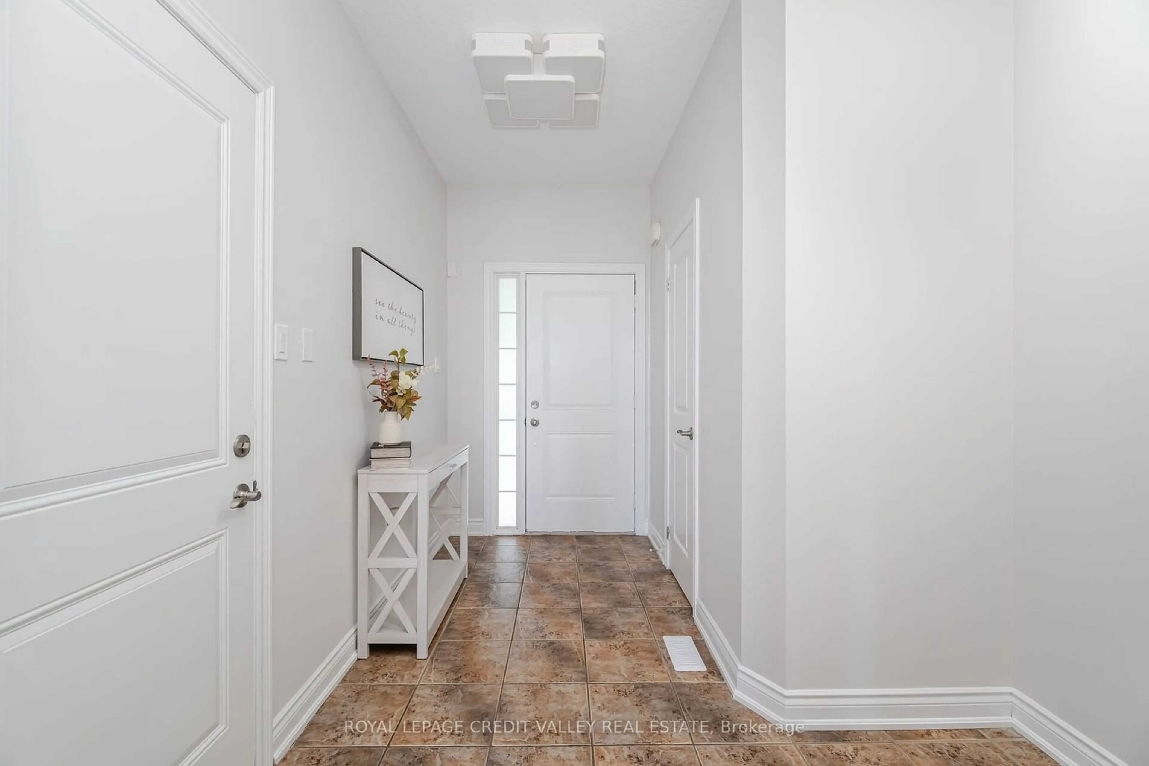 Indoor entryway, wood floors for 7 Lakelawn Rd #12, Grimsby Ontario L3M 0E9