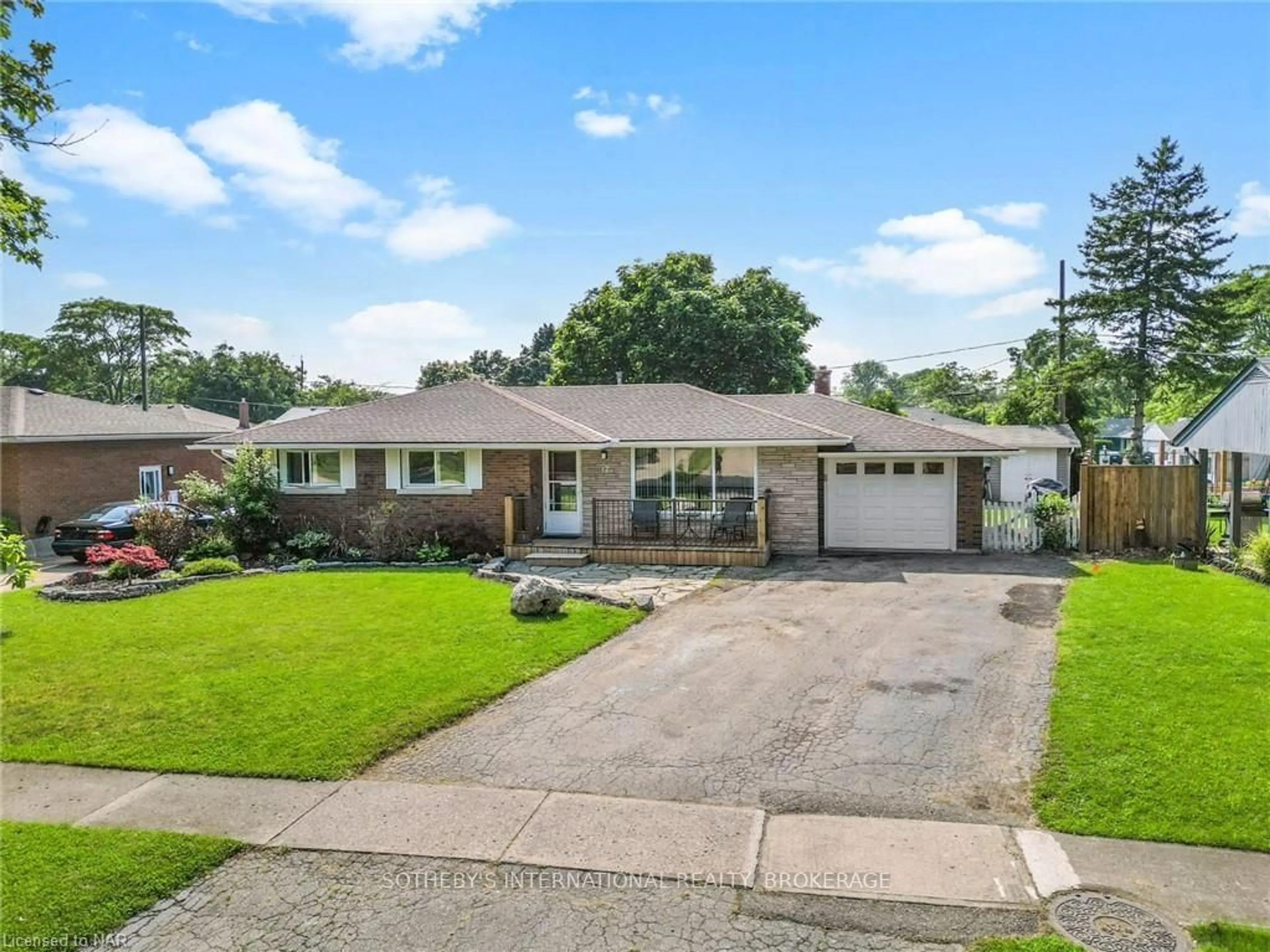 Frontside or backside of a home, the street view for 17 CLEARVIEW Hts, St. Catharines Ontario L2T 2W2