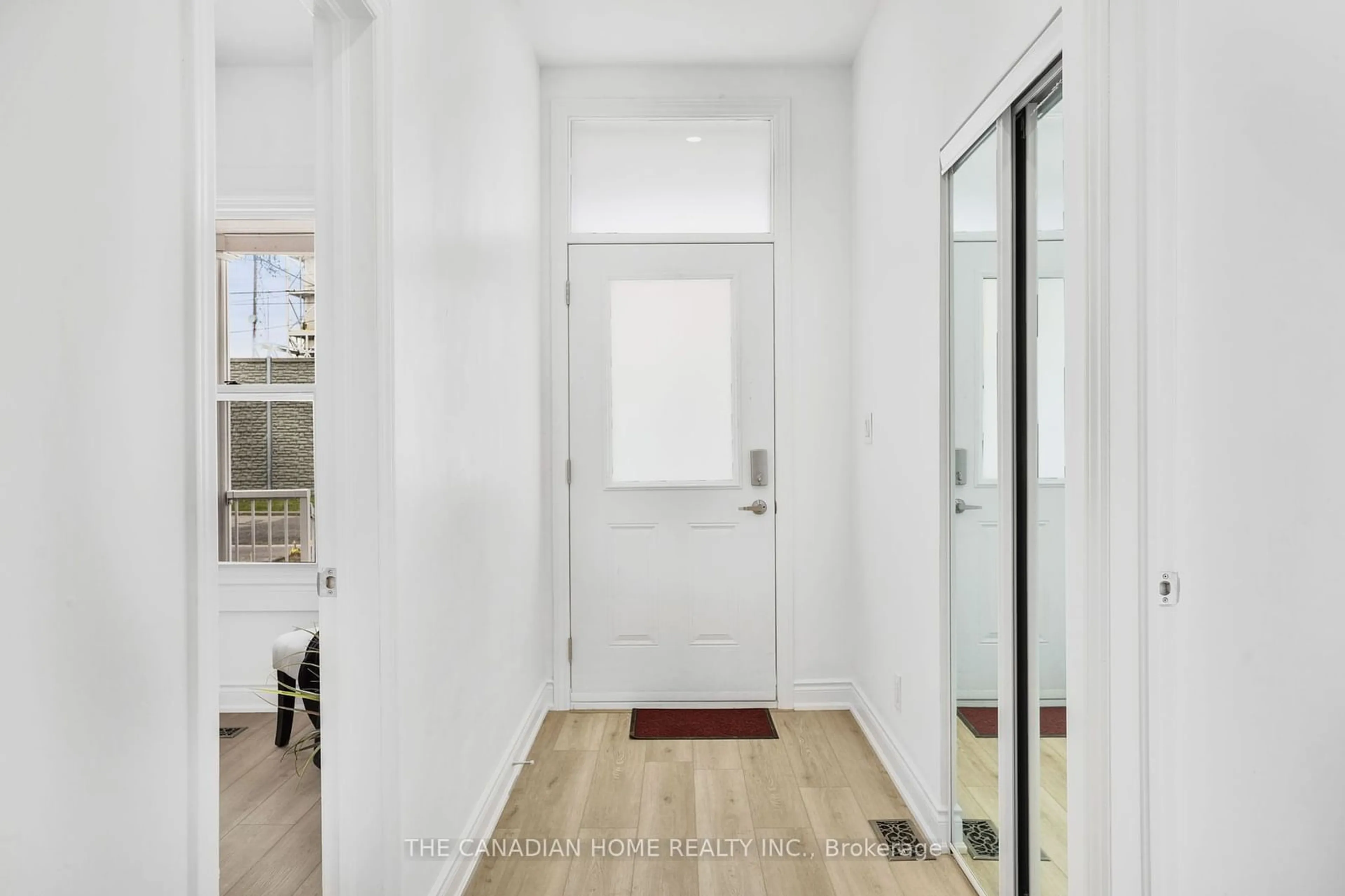 Indoor entryway, wood floors for 582 Wentworth St, Hamilton Ontario L8L 5X3