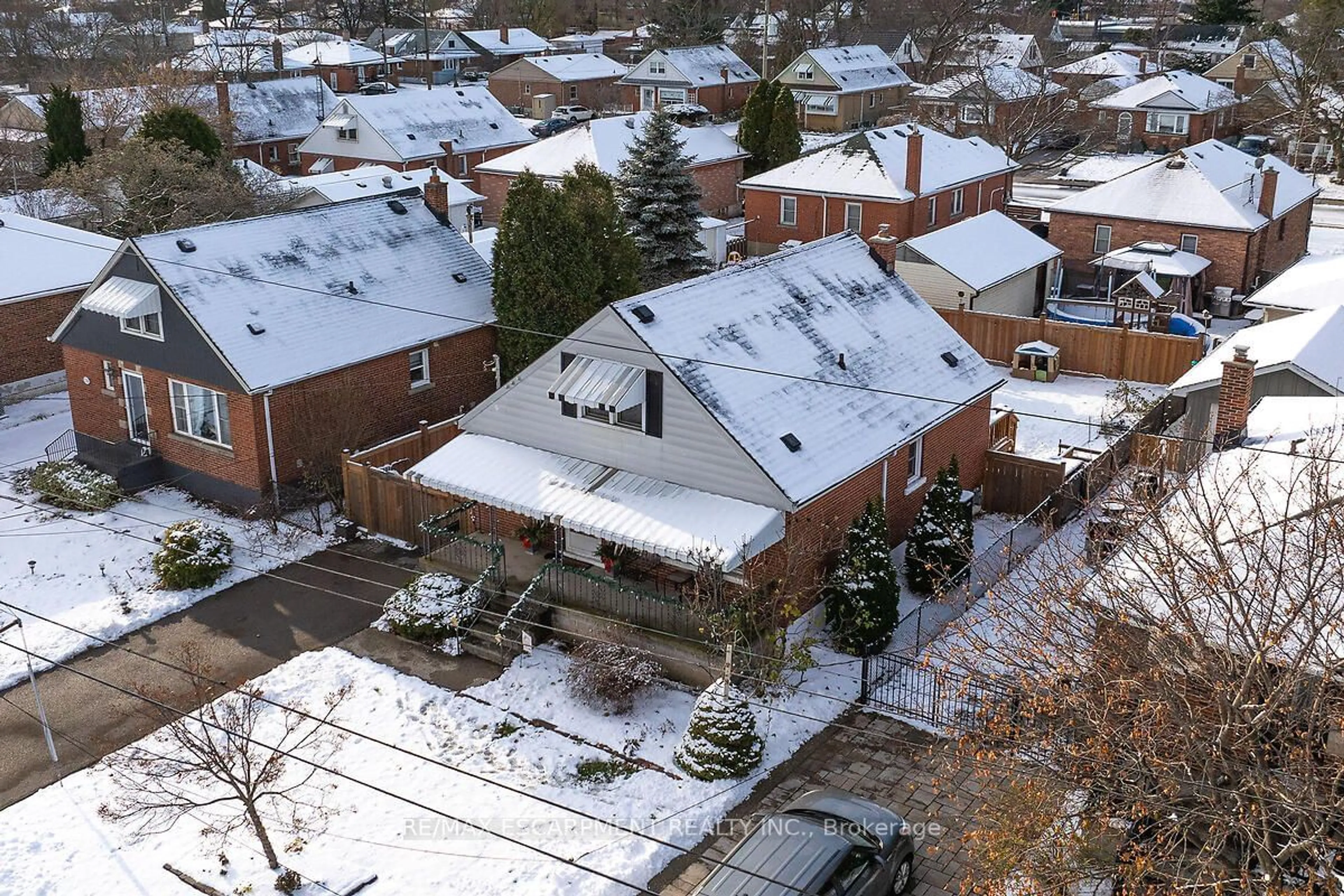 A pic from outside/outdoor area/front of a property/back of a property/a pic from drone, street for 124 EAST 43RD St, Hamilton Ontario L8T 3B9