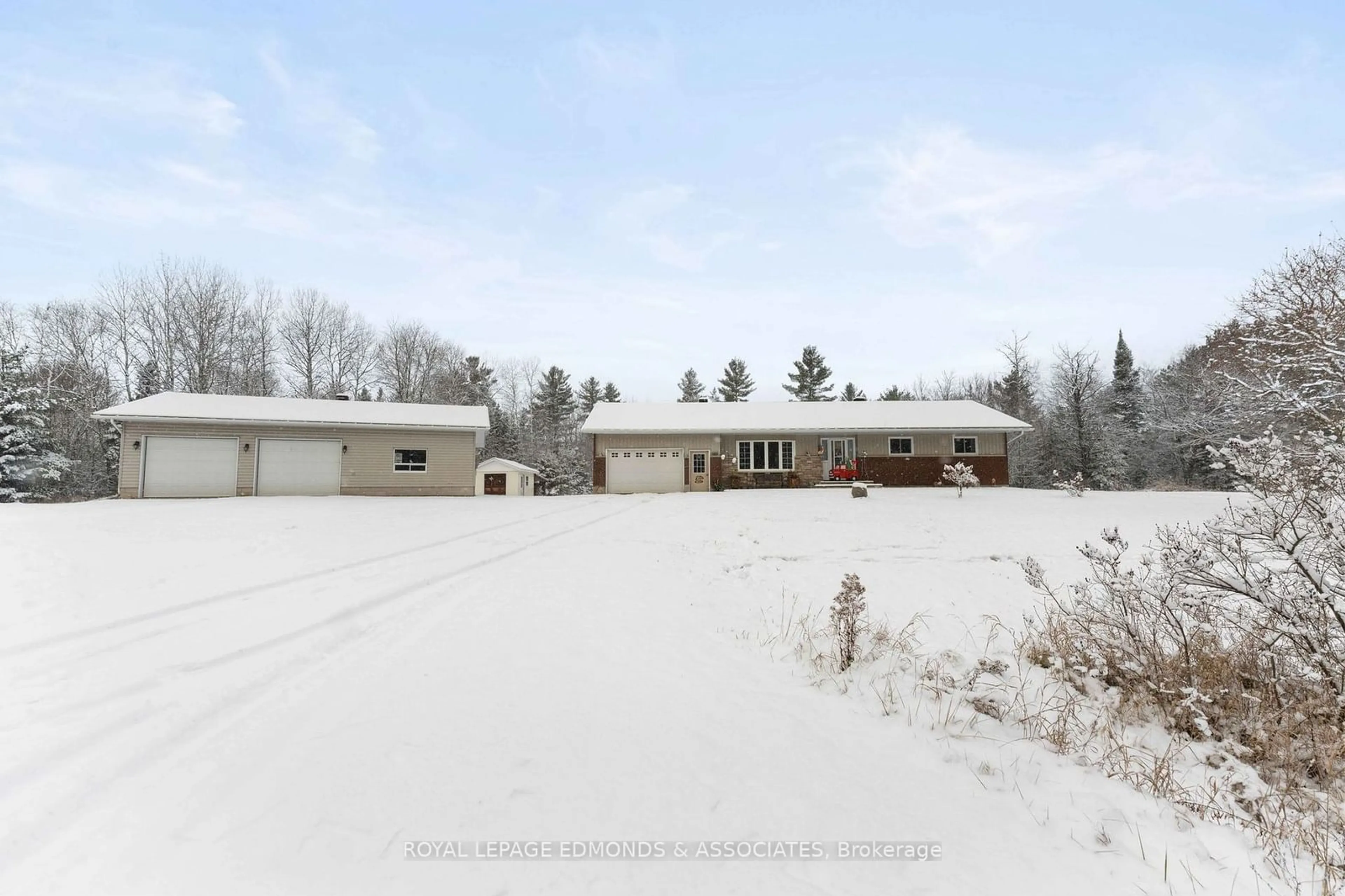 Frontside or backside of a home, the front or back of building for 884 Witt Rd, Laurentian Valley Ontario K8A 6W8