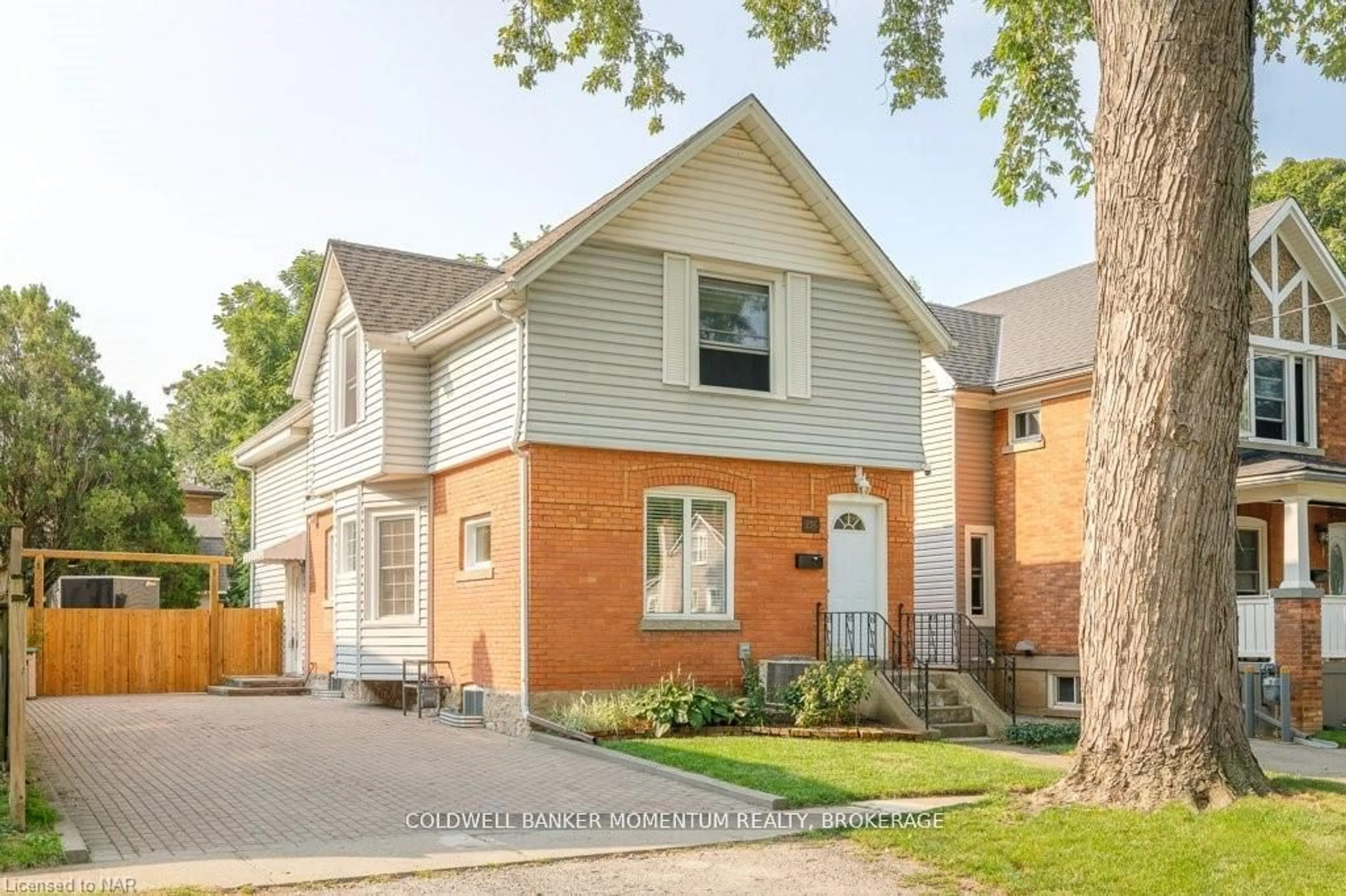 Frontside or backside of a home, the street view for 216 RUSSELL Ave, St. Catharines Ontario L2R 1W8