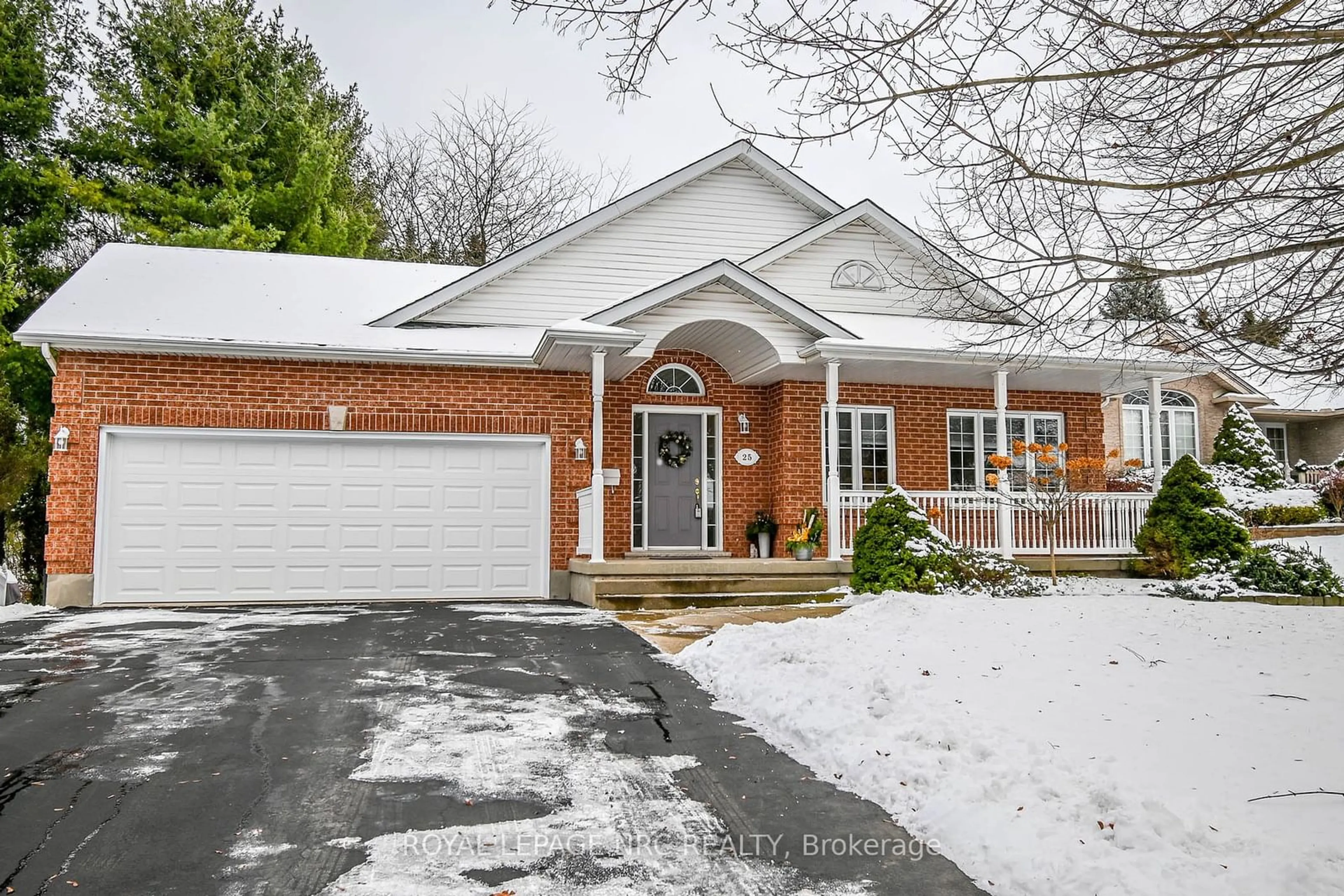 Home with brick exterior material for 25 Oakridge Blvd, Pelham Ontario L0S 1E5