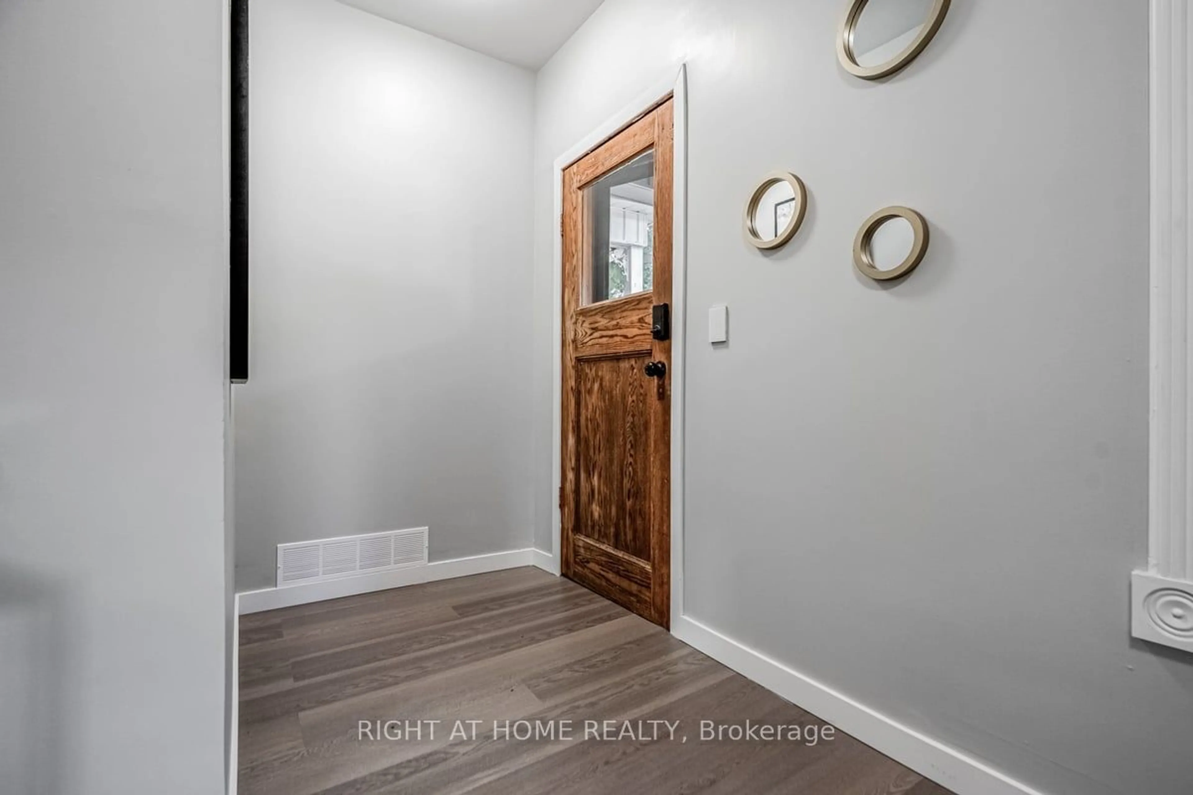 Indoor entryway, wood floors for 35 Lorne Ave, Hamilton Ontario L8M 2X5