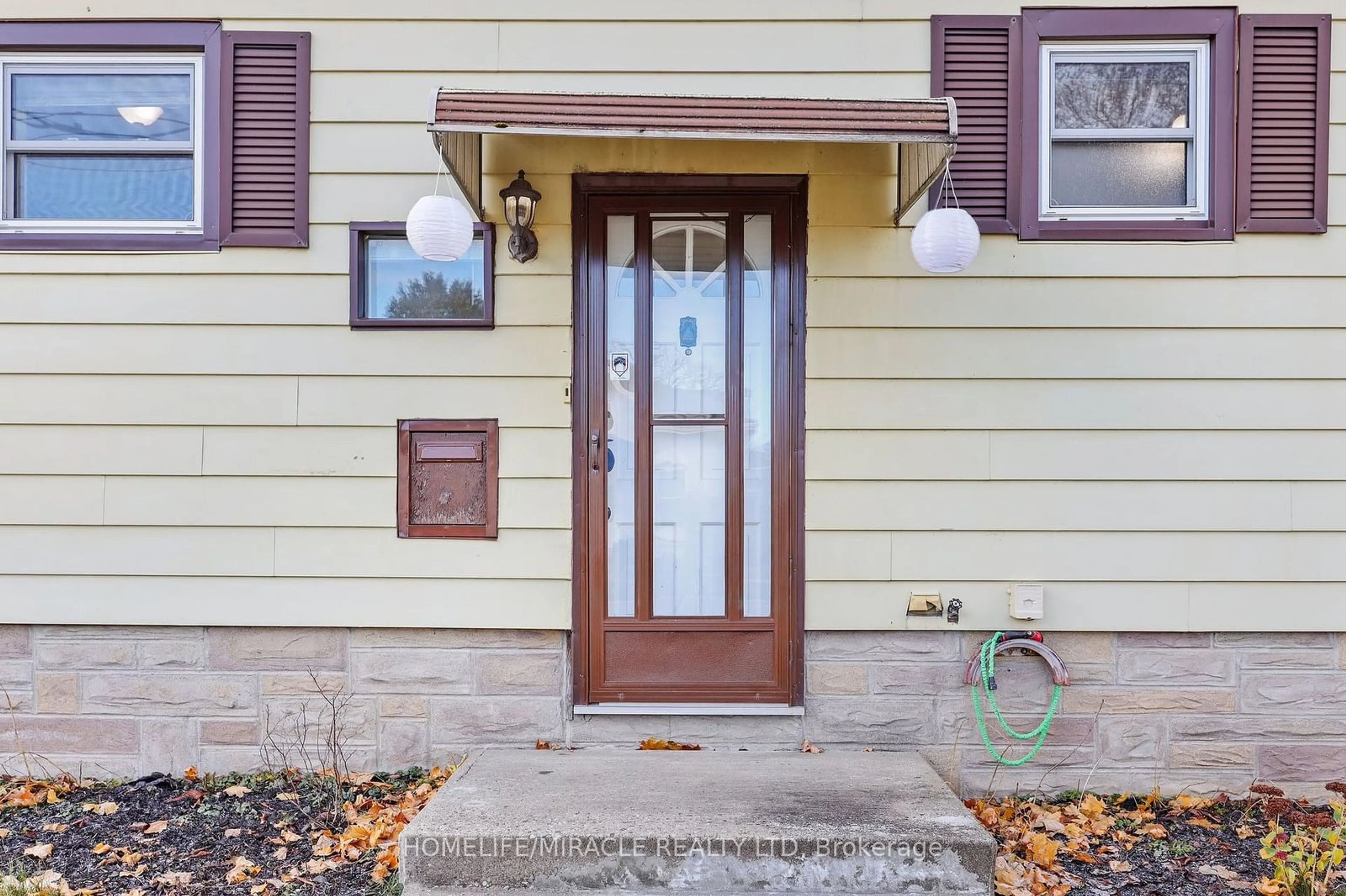 Indoor entryway, wood floors for 33 Winniett St, Brantford Ontario N3T 1M6