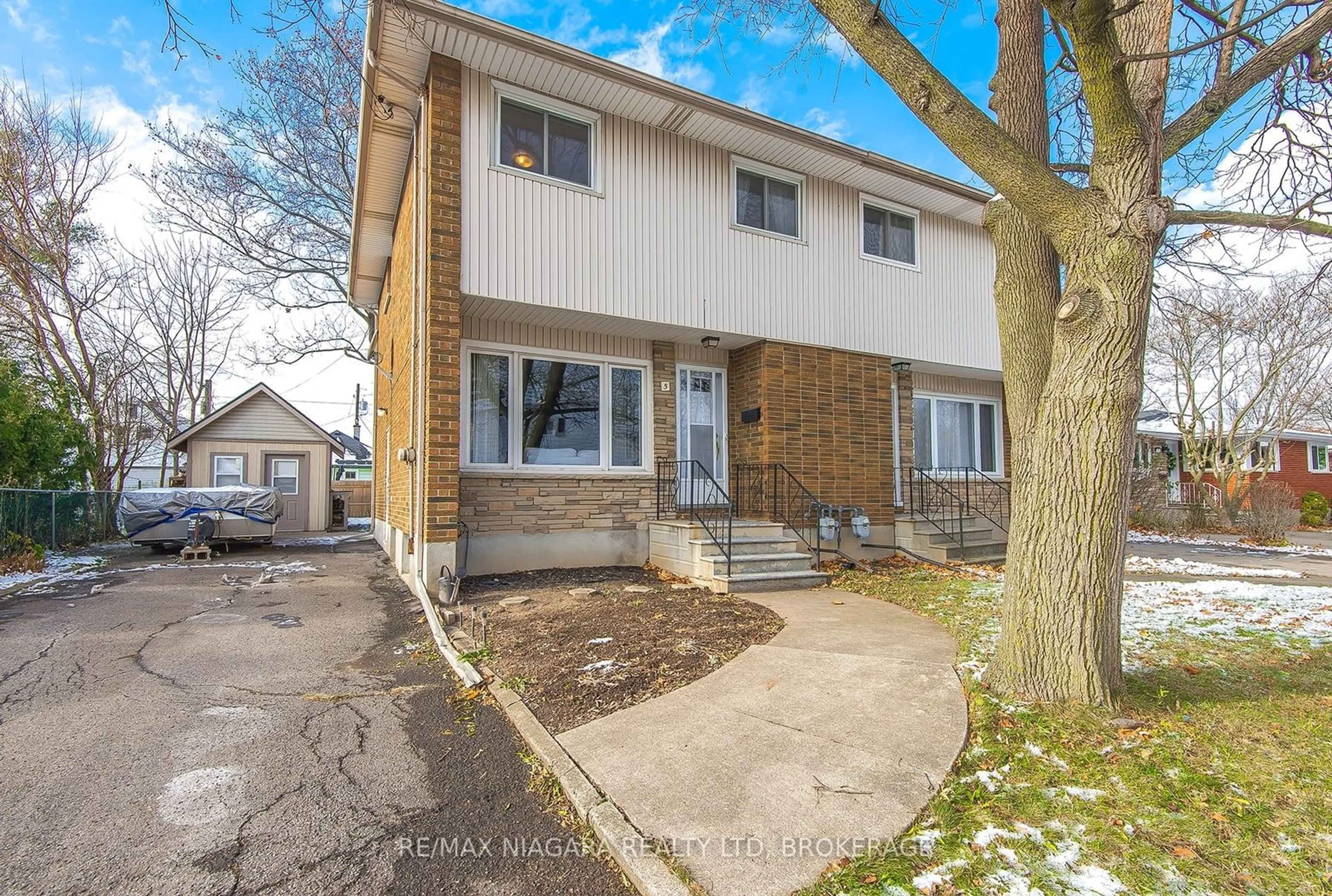 A pic from exterior of the house or condo, the street view for 5 Glen Ave, St. Catharines Ontario L2S 1L2