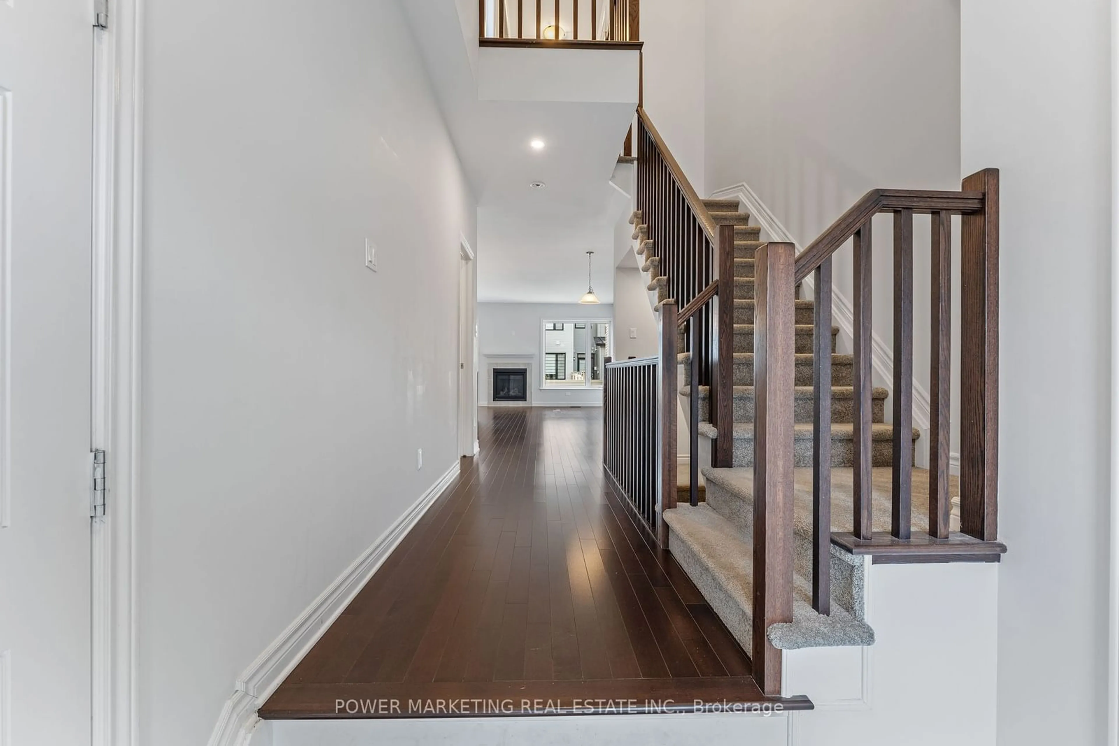 Indoor entryway, wood floors for 762 Cairn Cres, Orleans - Convent Glen and Area Ontario K1W 0P4