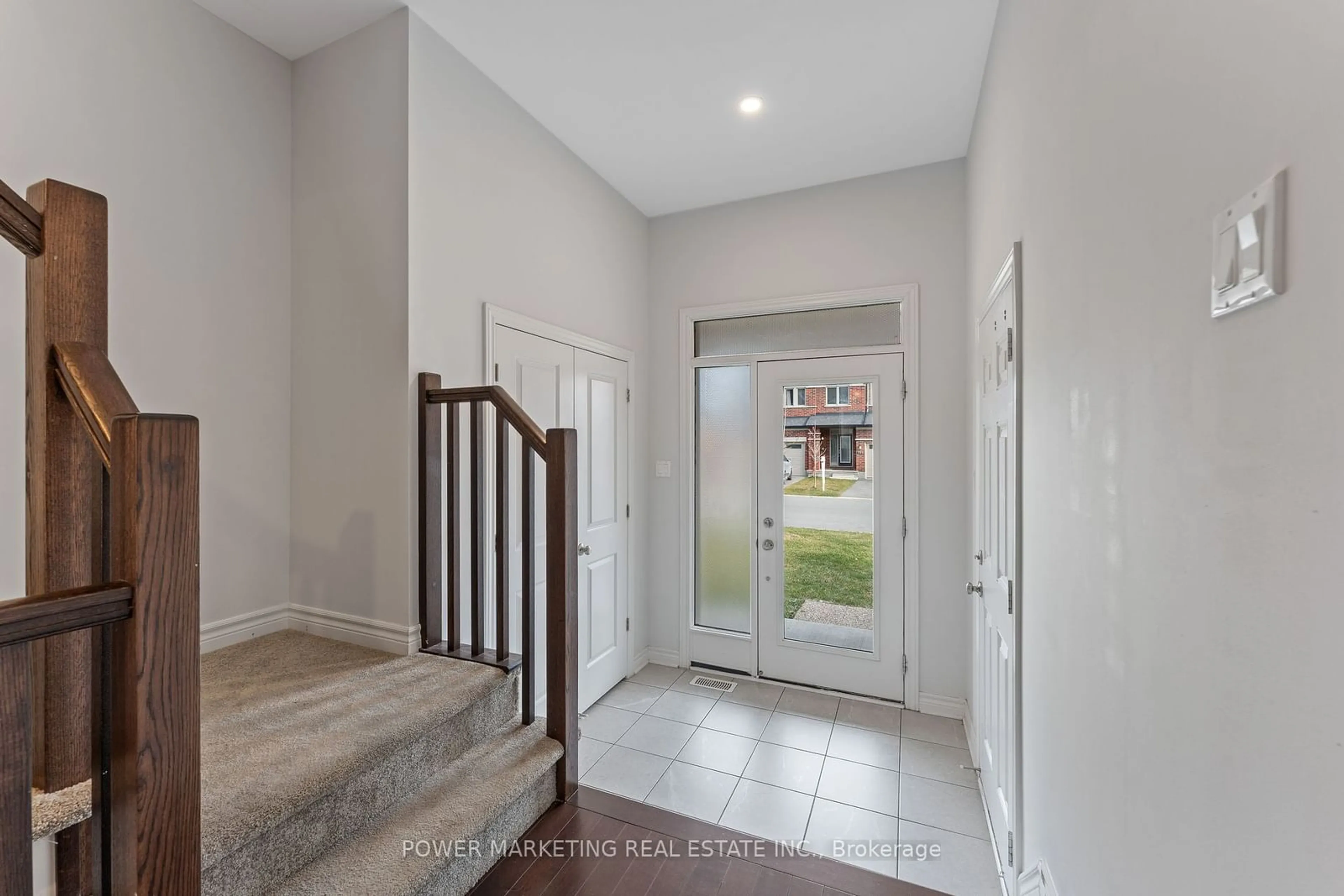 Indoor entryway, cement floor for 762 Cairn Cres, Orleans - Convent Glen and Area Ontario K1W 0P4