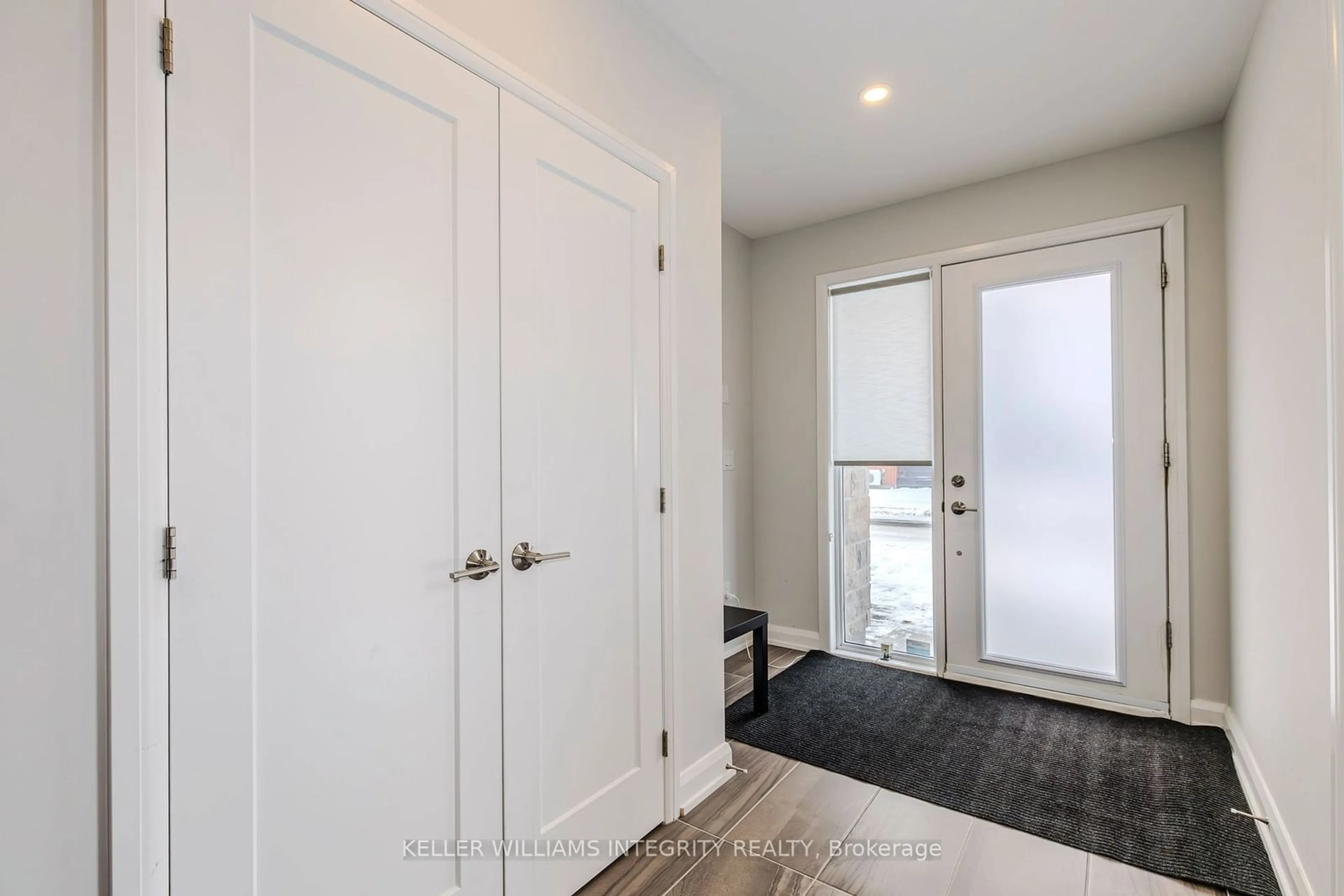 Indoor entryway, wood floors for 143 Boundstone Way, Kanata Ontario K2T 0M4