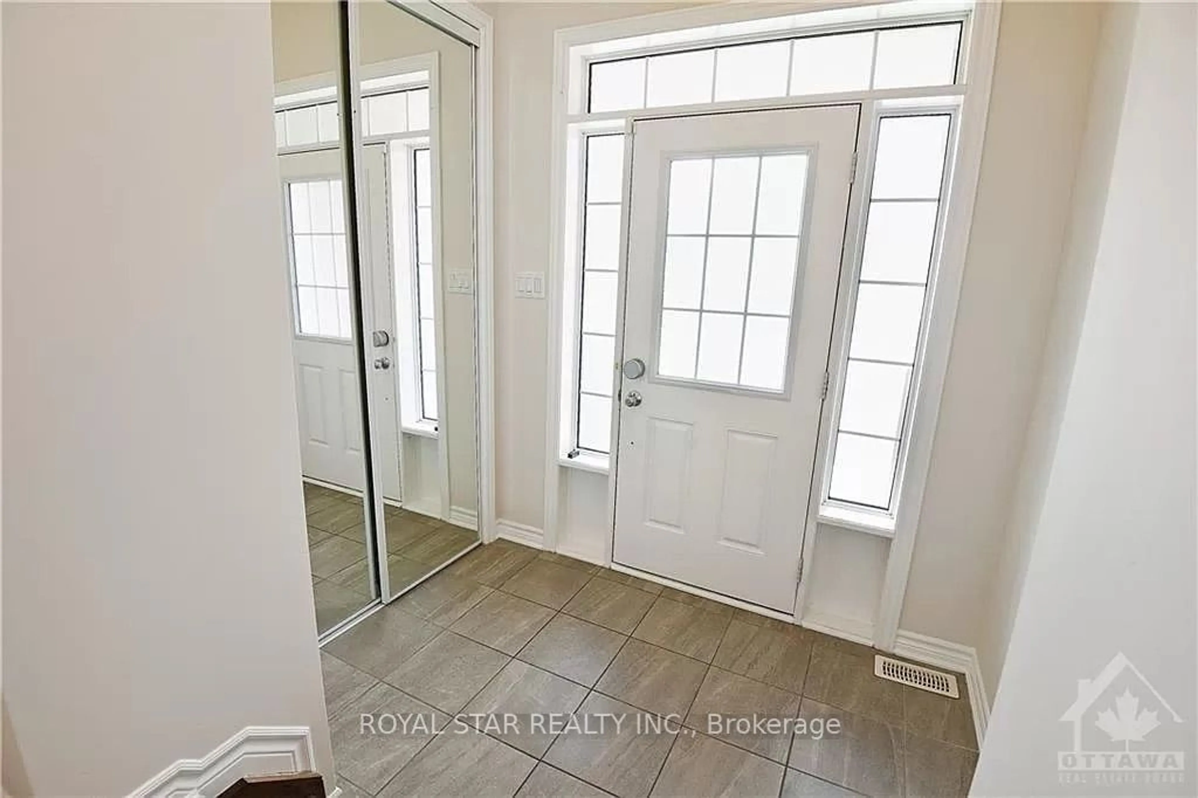 Indoor entryway, wood floors for 503 Hawkbirch St, Kanata Ontario K2M 0K8