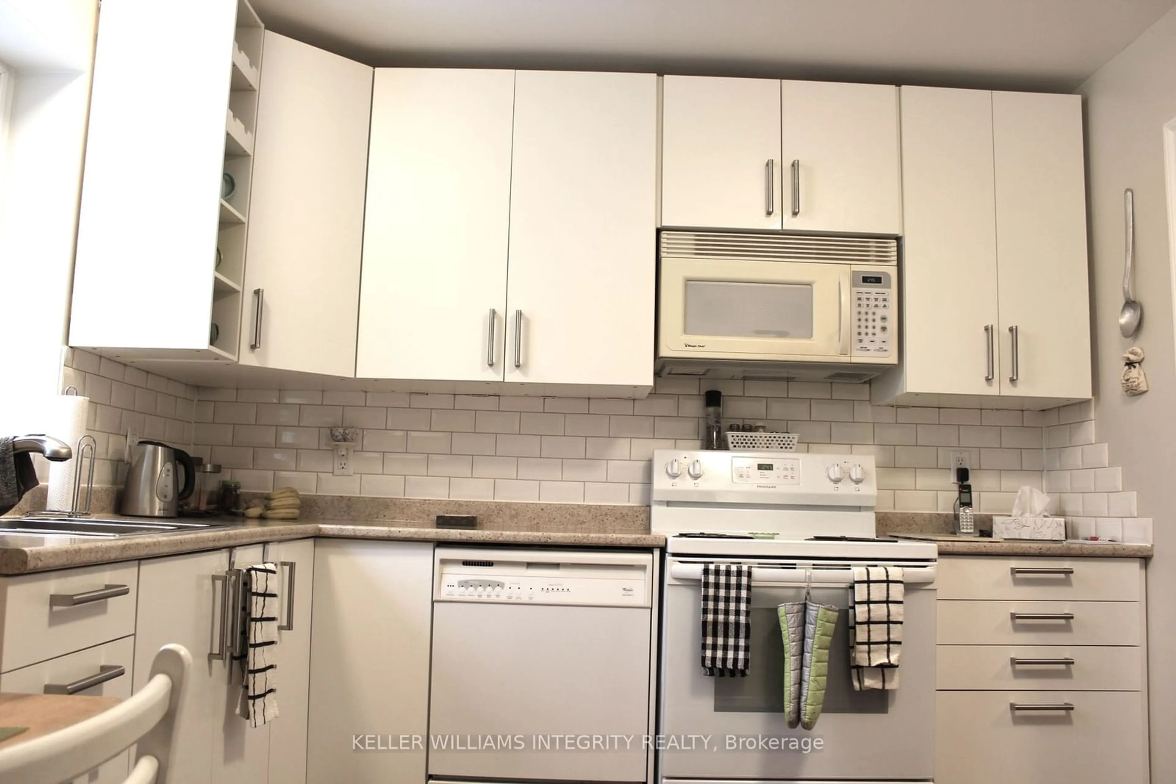 Standard kitchen for 438 Moodie Dr #B, Bells Corners and South to Fallowfield Ontario K2H 8A6