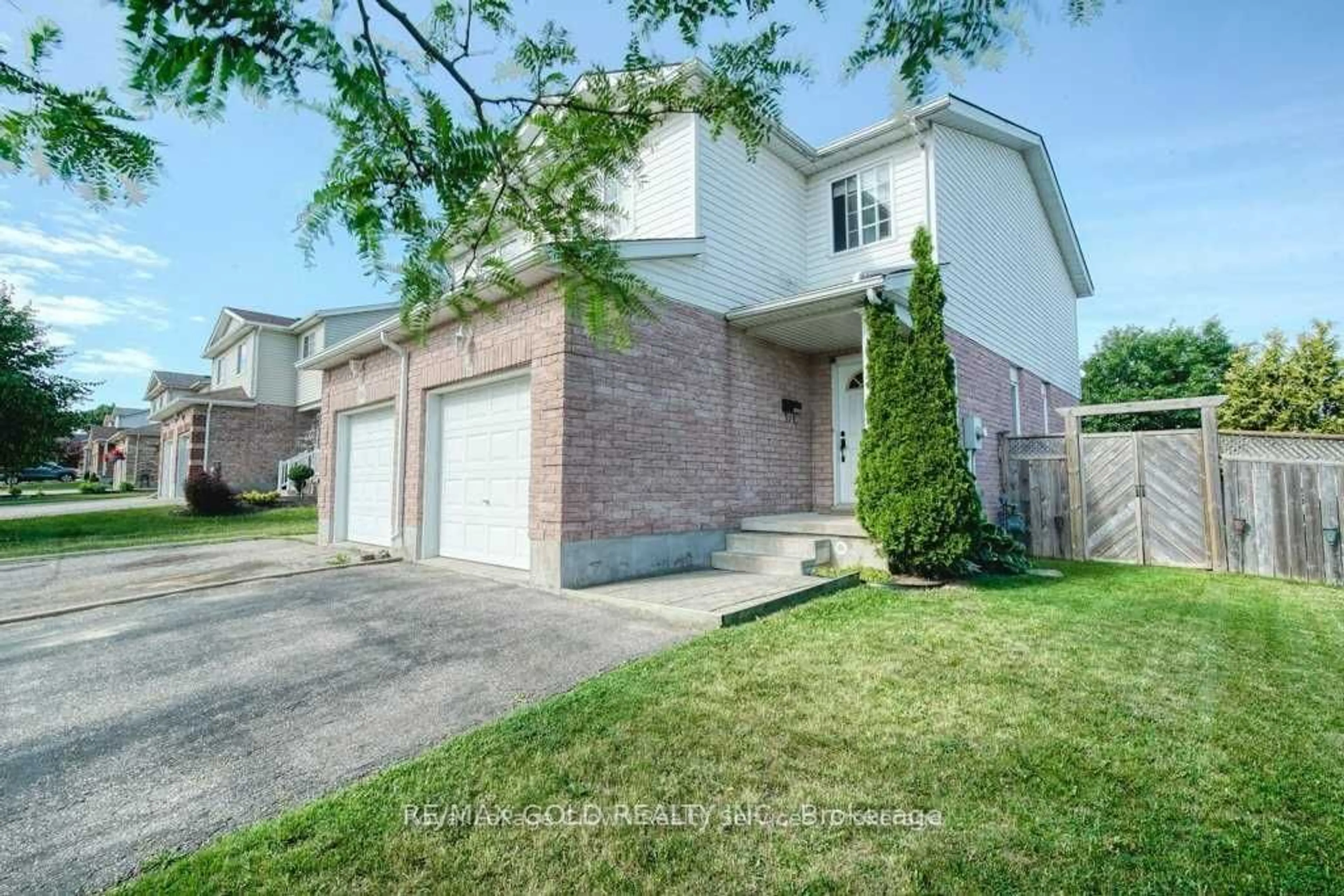 Frontside or backside of a home, the street view for 104 Edgemere Dr, Cambridge Ontario N1P 1E9